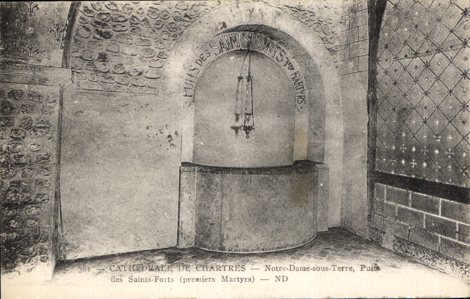 CPA Cathedrale de Chartres Notre Dame sous Terre Puits des Saints Forts