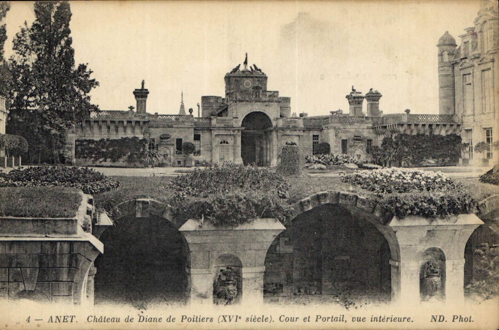 CPA Anet Chateau de Diane de Poitiers Cour et Portail vue interieure 