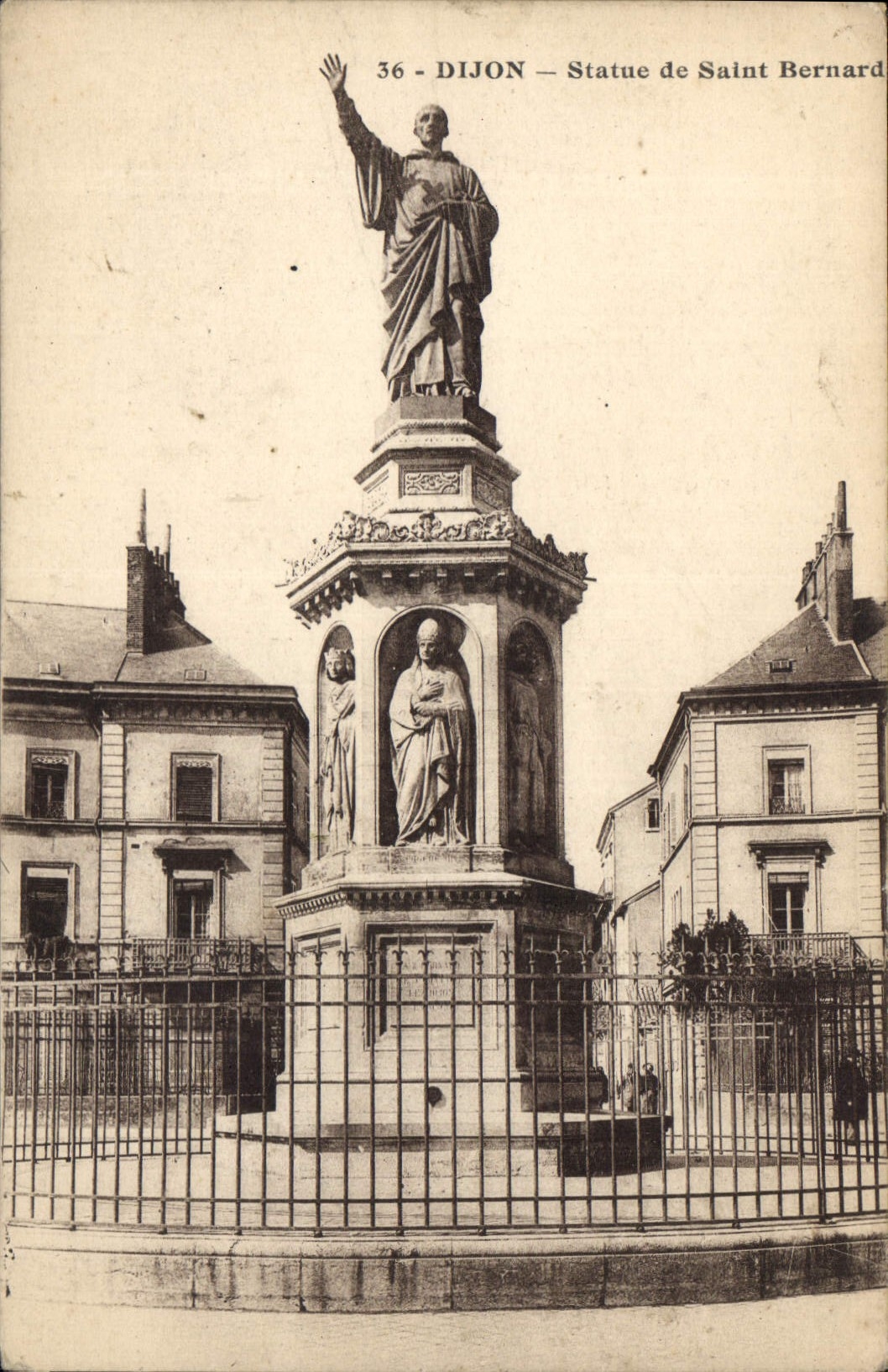 CPA Dijon Statue de Saint Bernard 