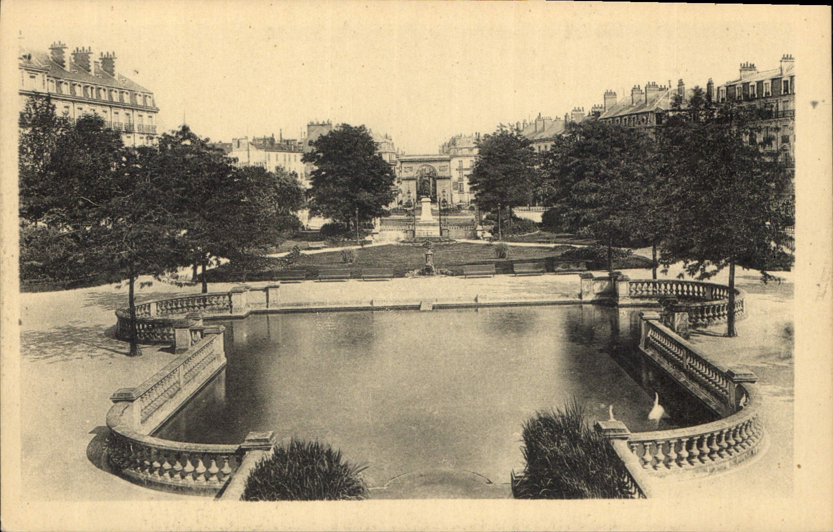 CPA Dijon Le Square et la Place Darcy 
