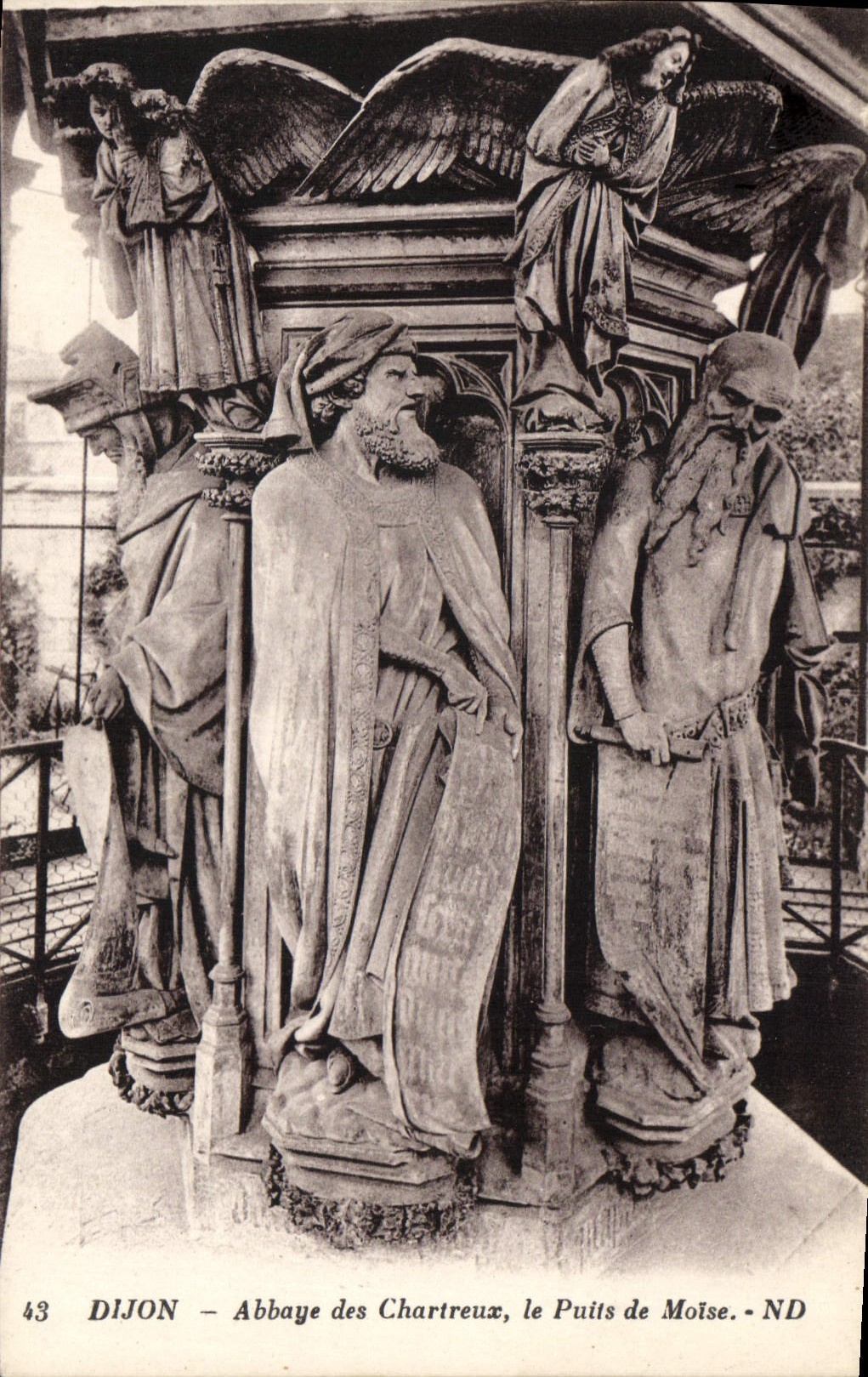 CPA Dijon Abbaye des Chartreux le Puits de Moise 