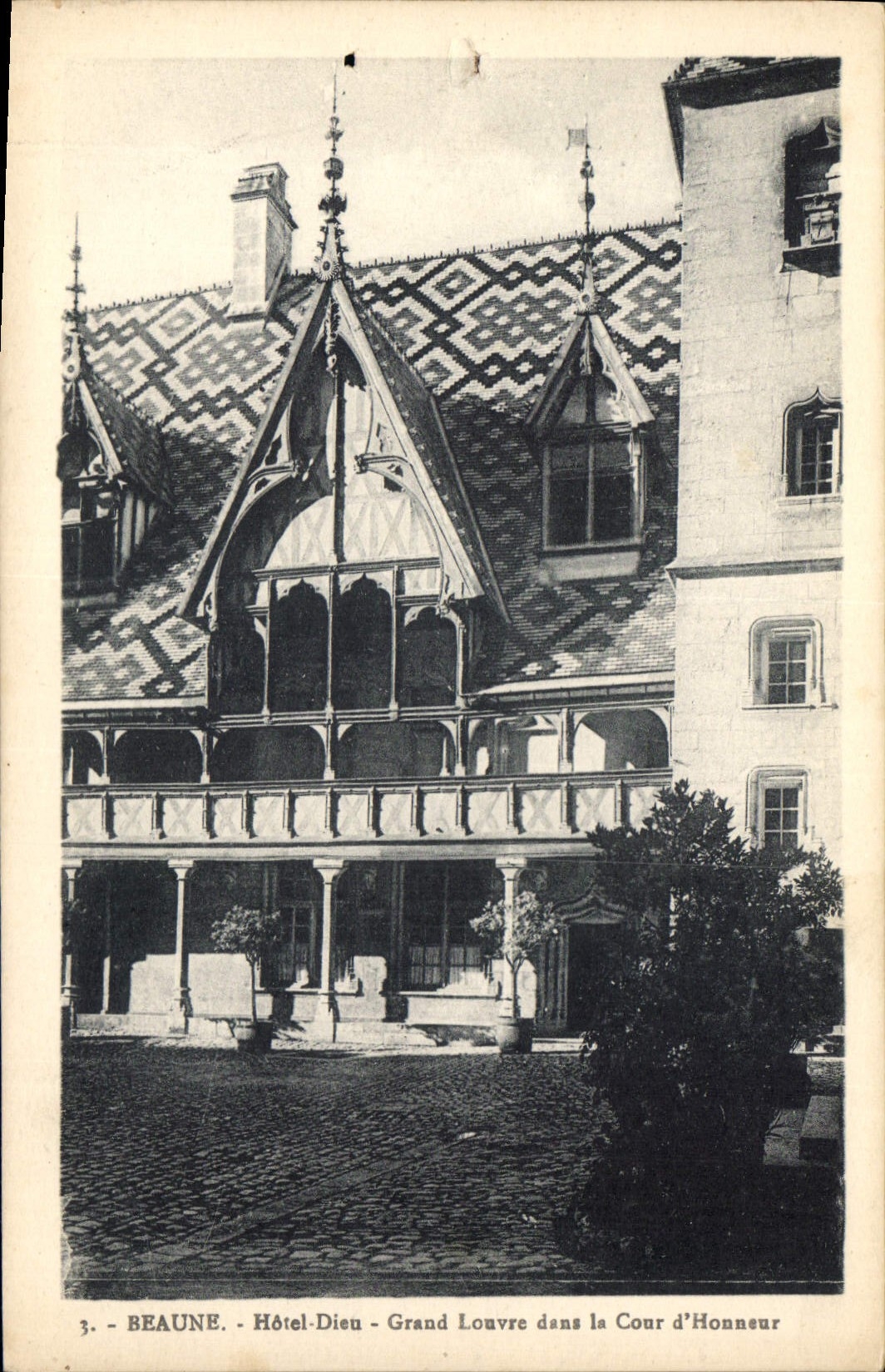 CPA Beaune Hotel Dieu Grand Louvre dans la Cour d'Honneur 