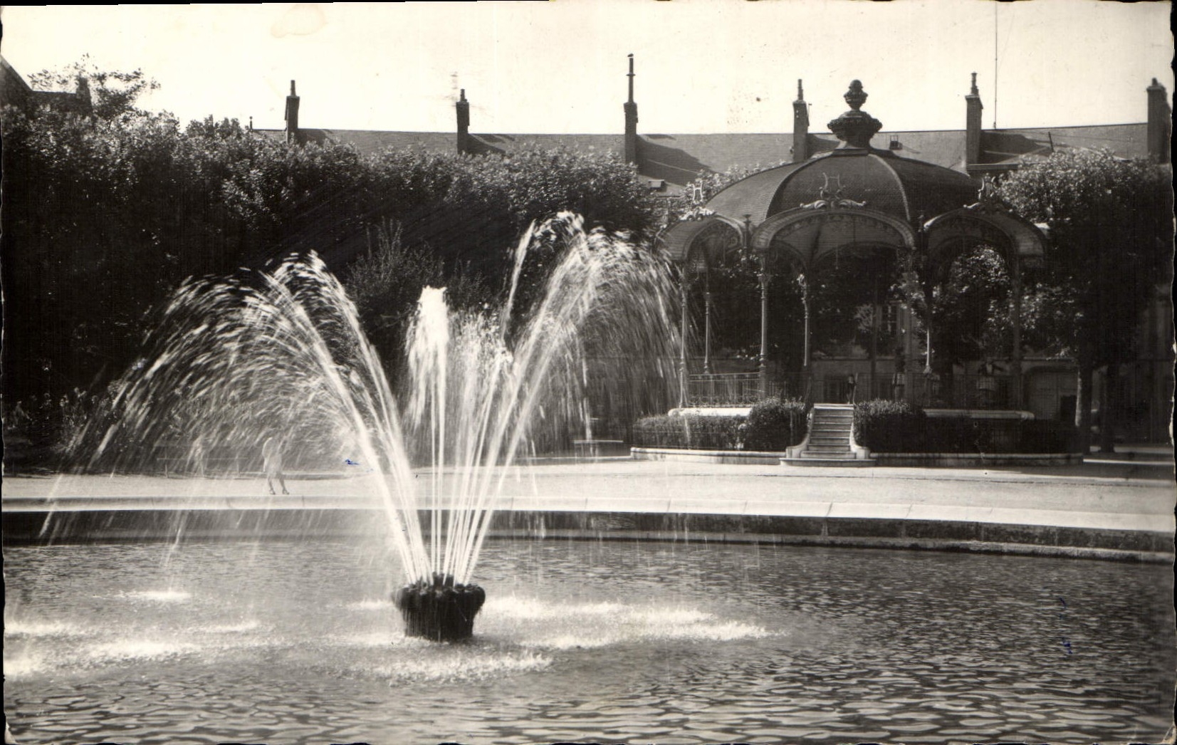 CPA Dijon Cote d'Or Place Wilson Le Jet d'Eau 