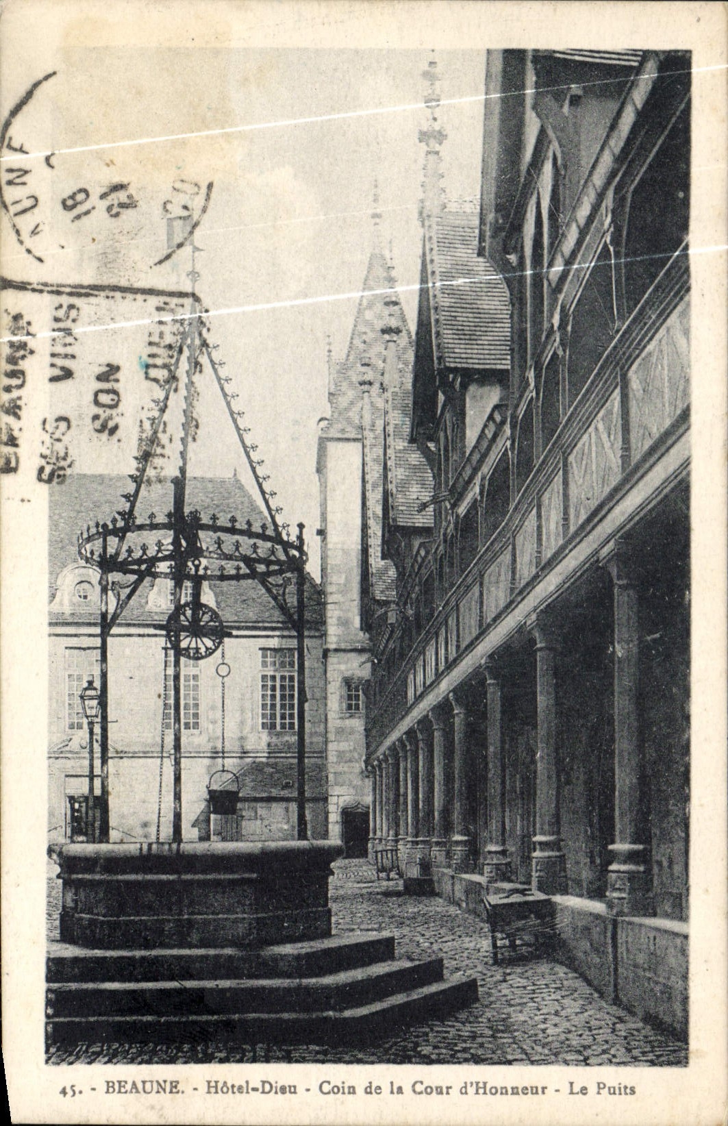 CPA Beaune Hotel Dieu Coin de la Cour d'Honneur Le Puits 