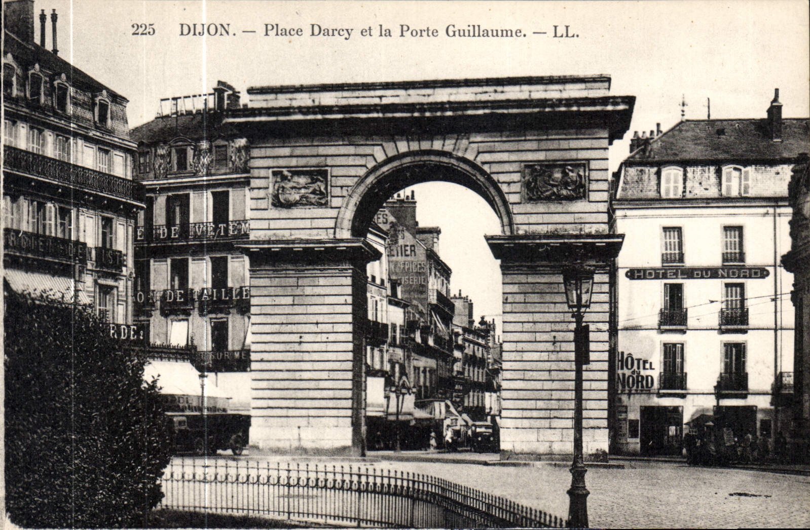 CPA Dijon Place Darcy et la Porte Guillaume 
