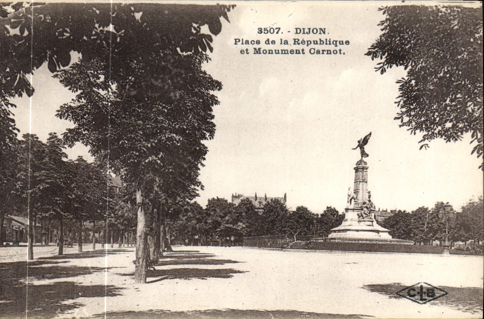 CPA Dijon Place de la Republique et Monument Carnot 