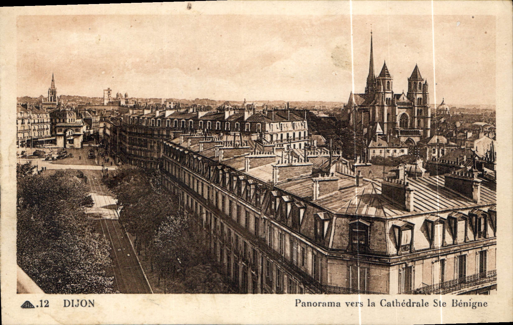 CPA Dijon Panorama vers la Cathedrale Ste Benigne 