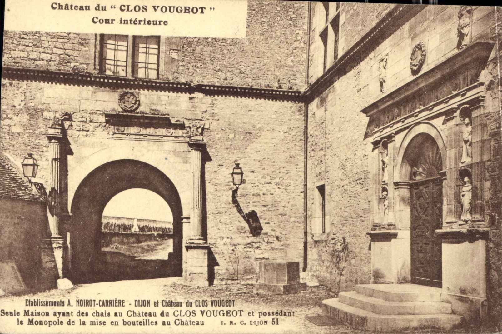 CPA Chateau du Clos Vougbot Cour interieure 