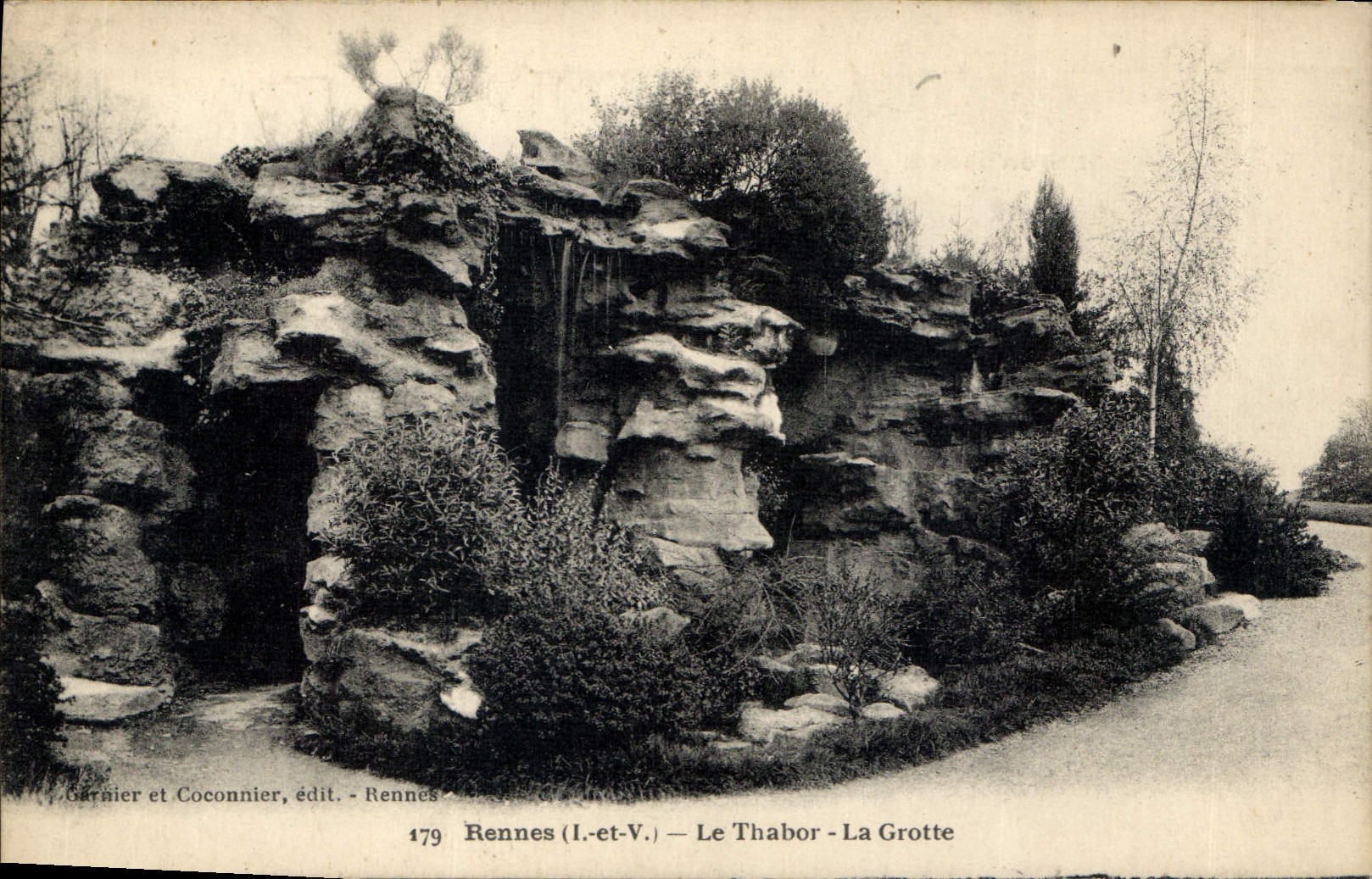 CPA Rennes L et V Le Thabor La Grotte 