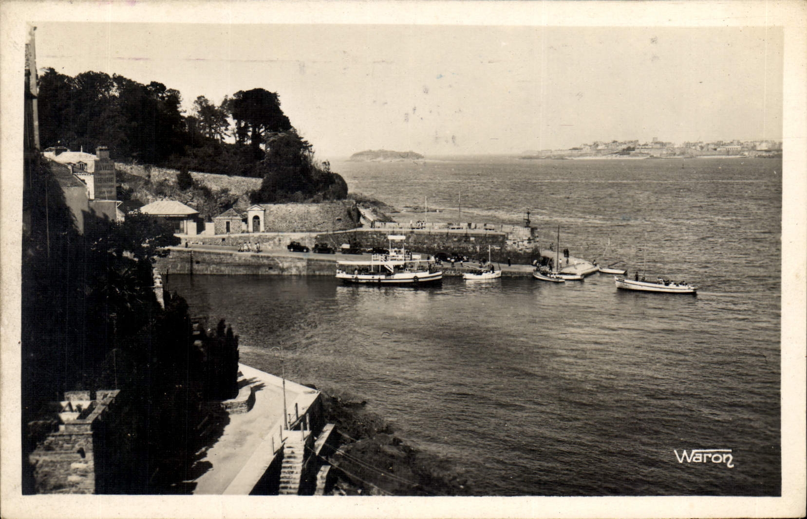 CPA Dinard Embarcadere des Vedettes Blanches Au fond Saint Malo
