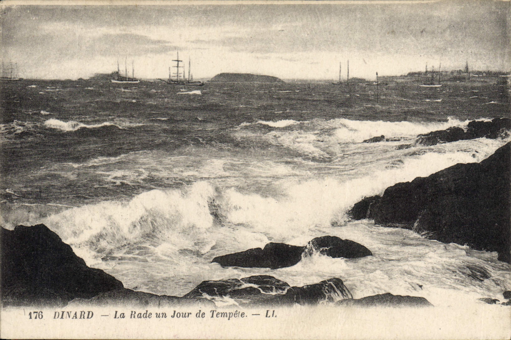 CPA Dinard La Rade un Jour de Tempete 