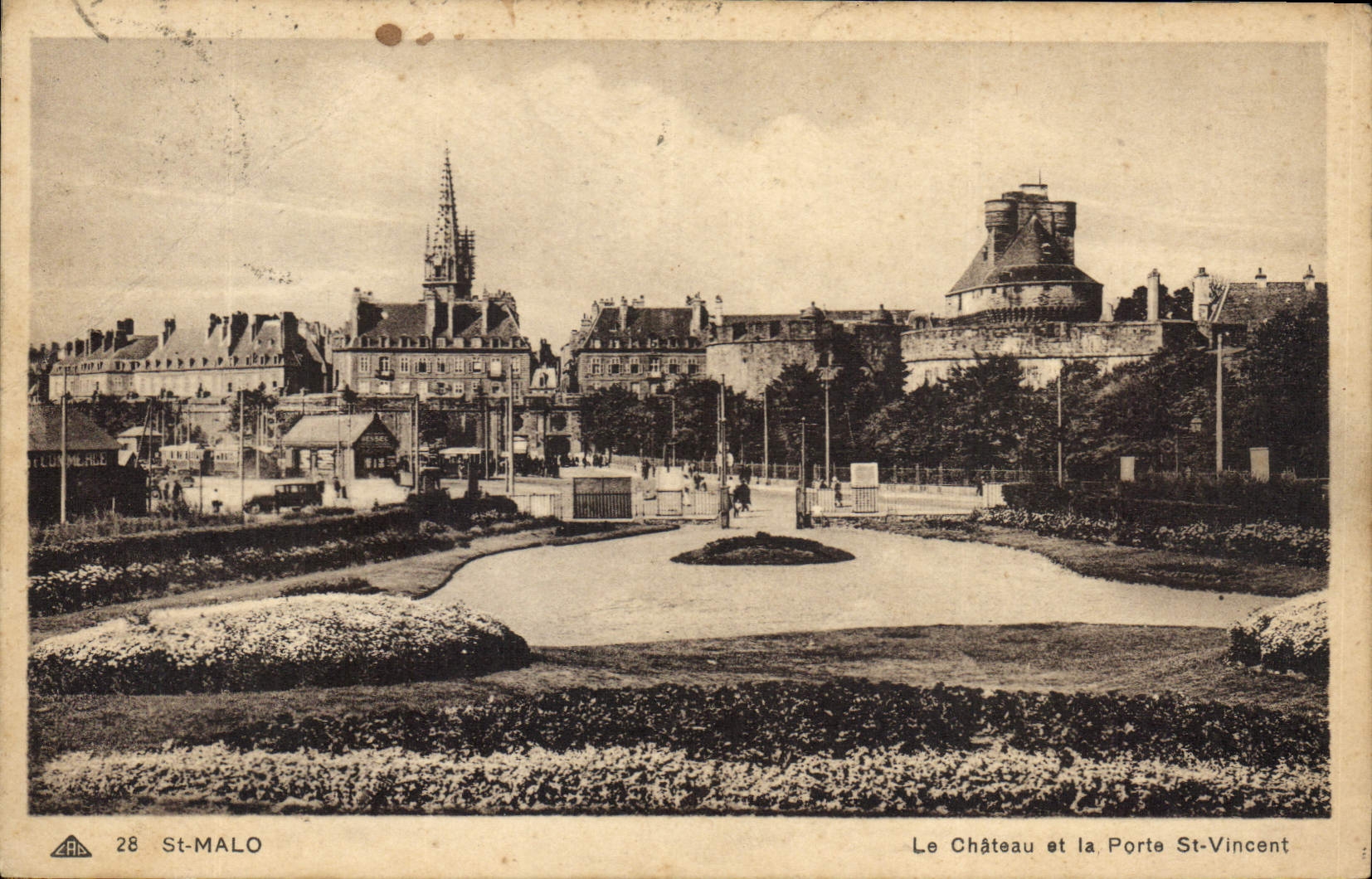 CPA St Malo Le Chateau et la Porte St Vincent