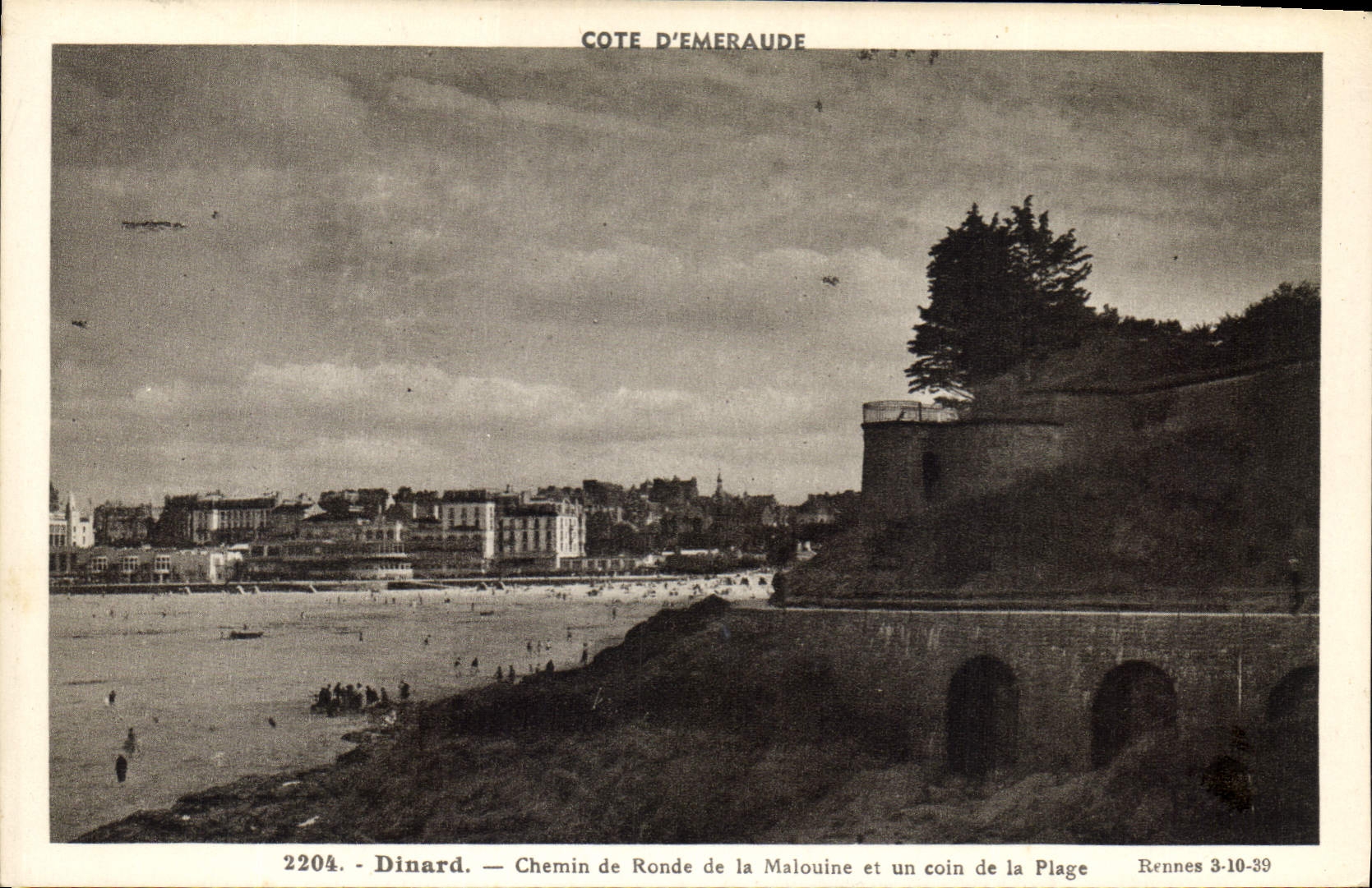 CPA Dinard Chemin de Ronde de la Malouine et un coin de la Plage 
