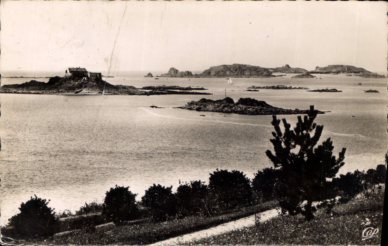 CPA Dinard Vue vers le Fort de Harbour et I'lle de Cezembre
