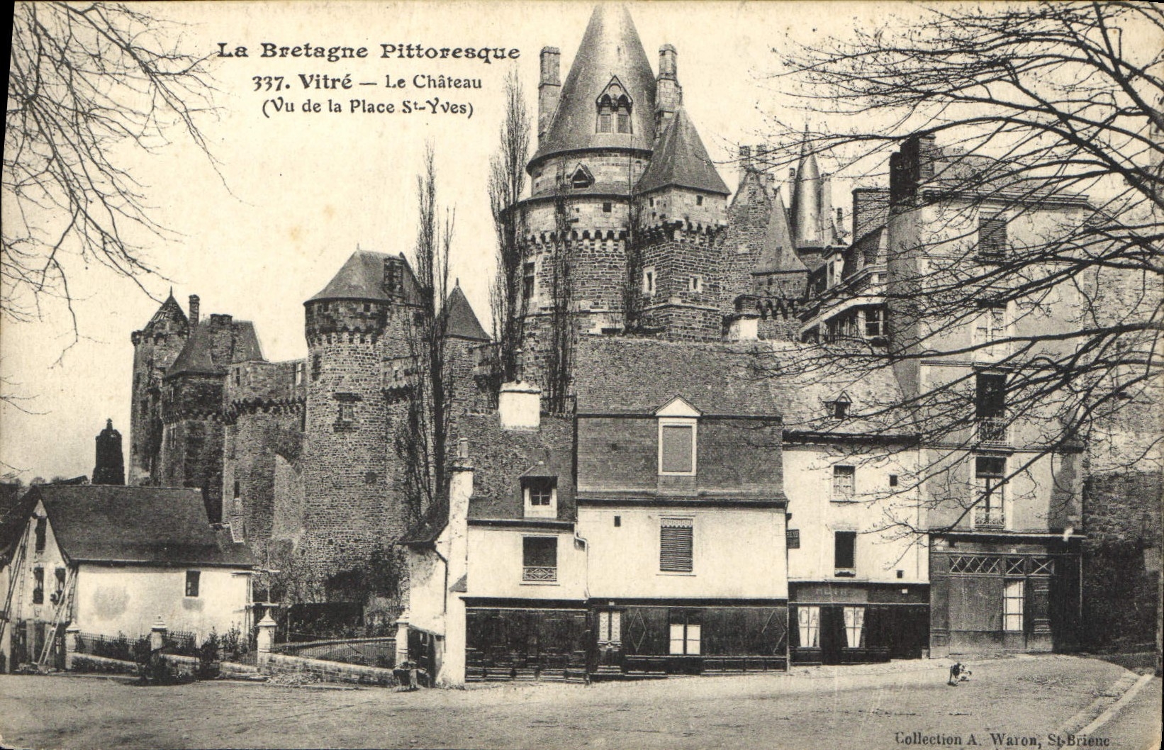 CPA Vitre Le Chateau Vu de la Place St Yves 