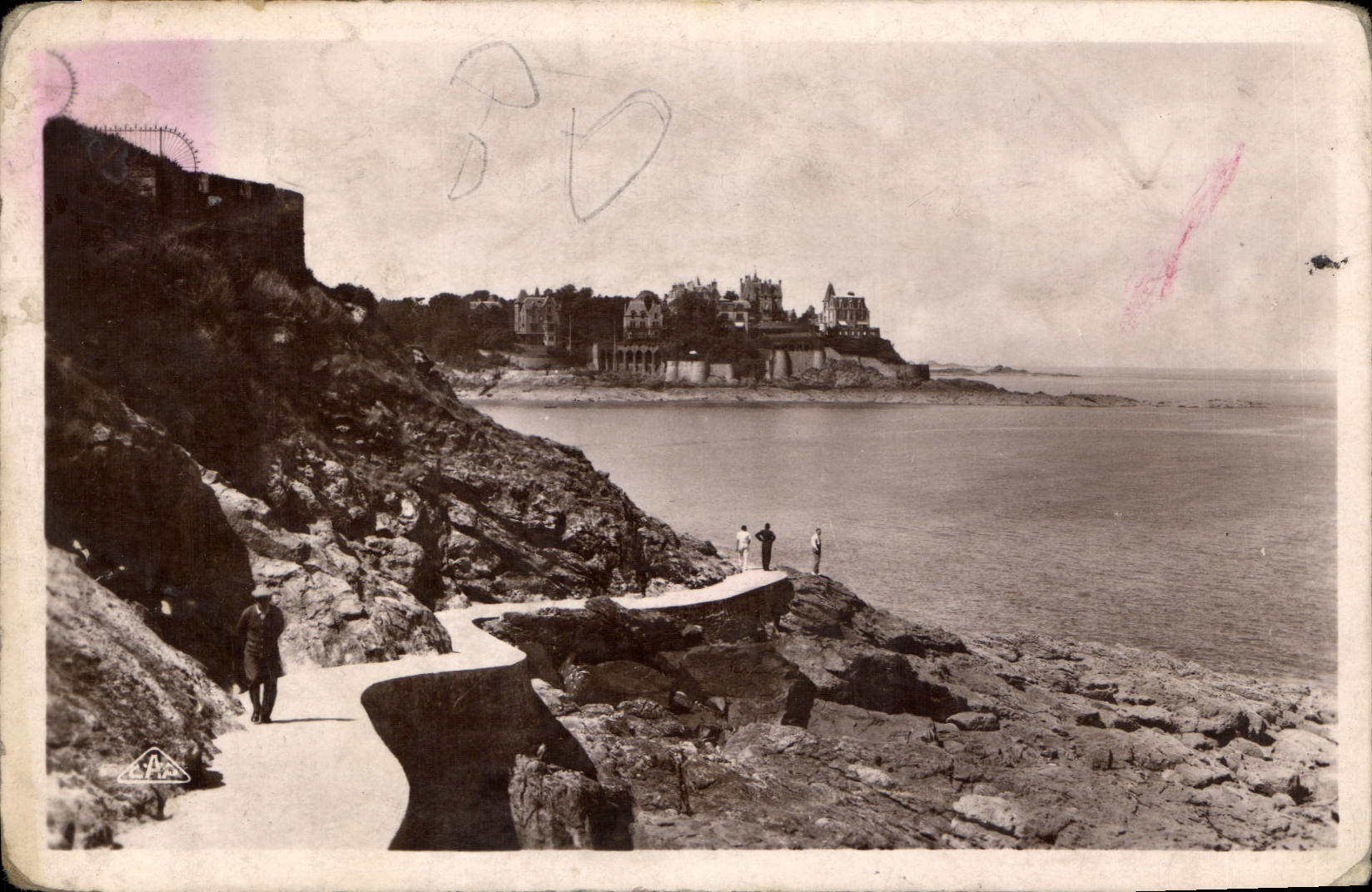 CPA Dinard Promenade du Moulinet Vue sur la Malouine 