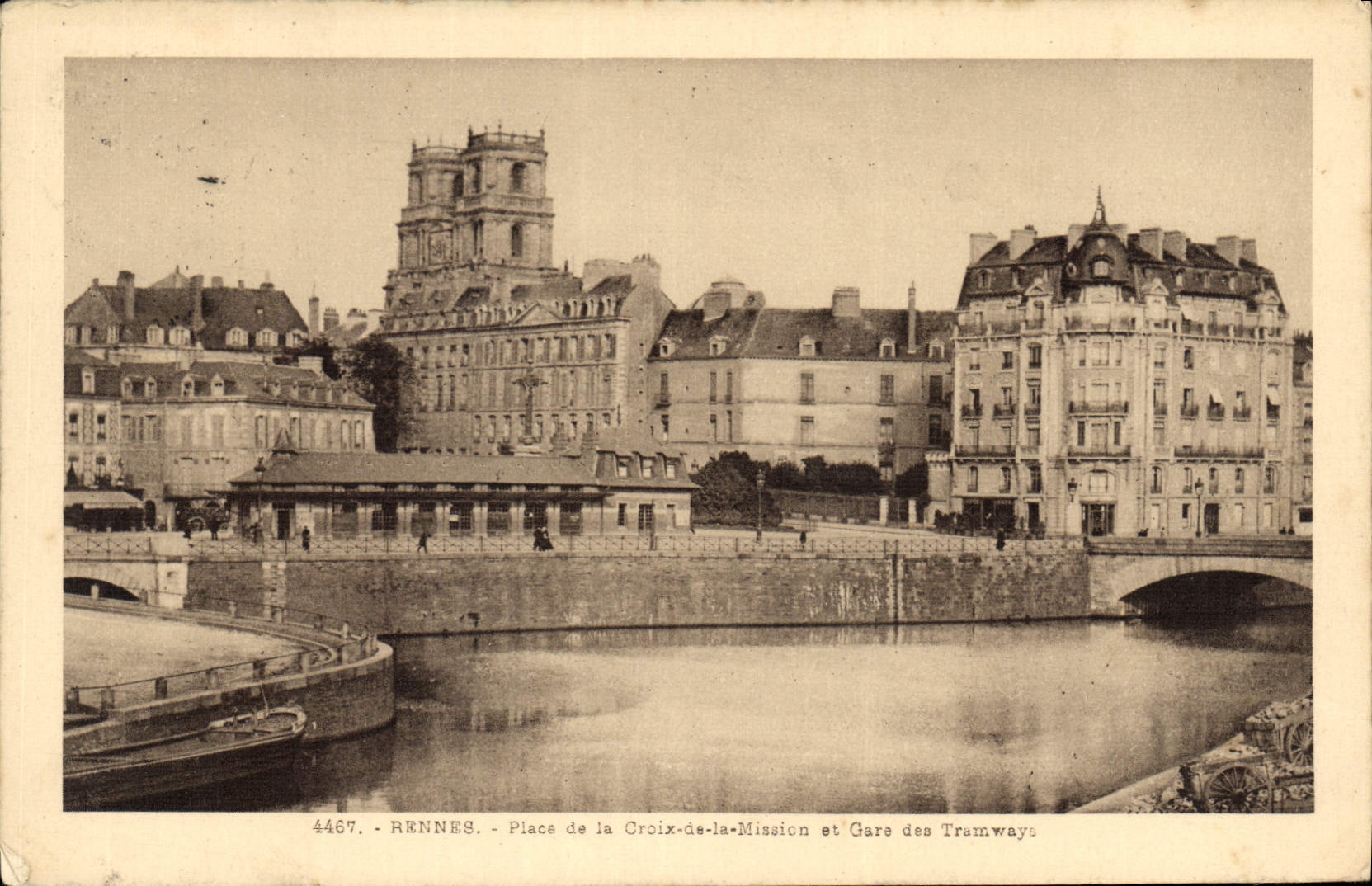 CPA Rennes Place de la Croix de la Mission et Gare de Tramways 