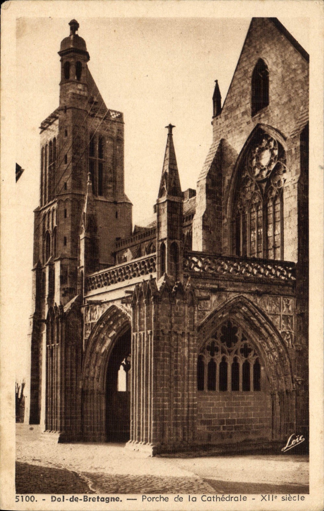 CPA Dol de Bretagne Porche de la Cathedrale