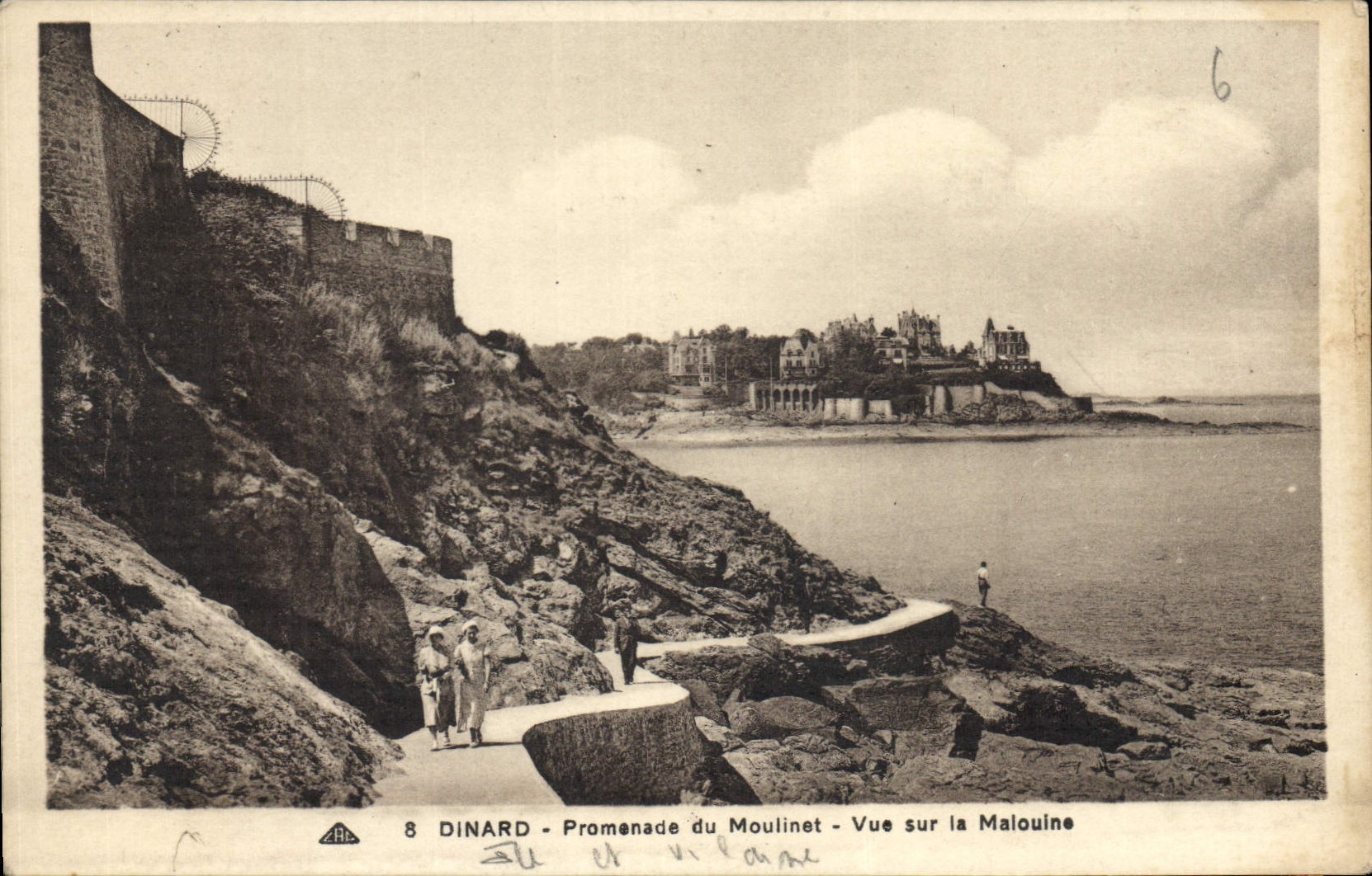 CPA Dinard Promenade du Moulinat Vue sur la Malouine