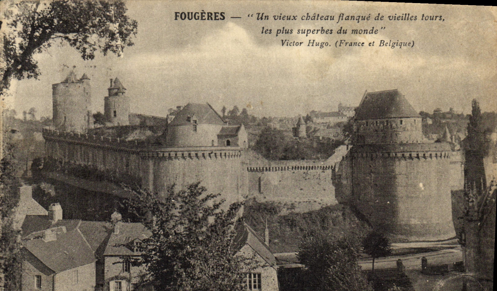 CPA Fougeres Un vieux chateau flanque de vieilles tours