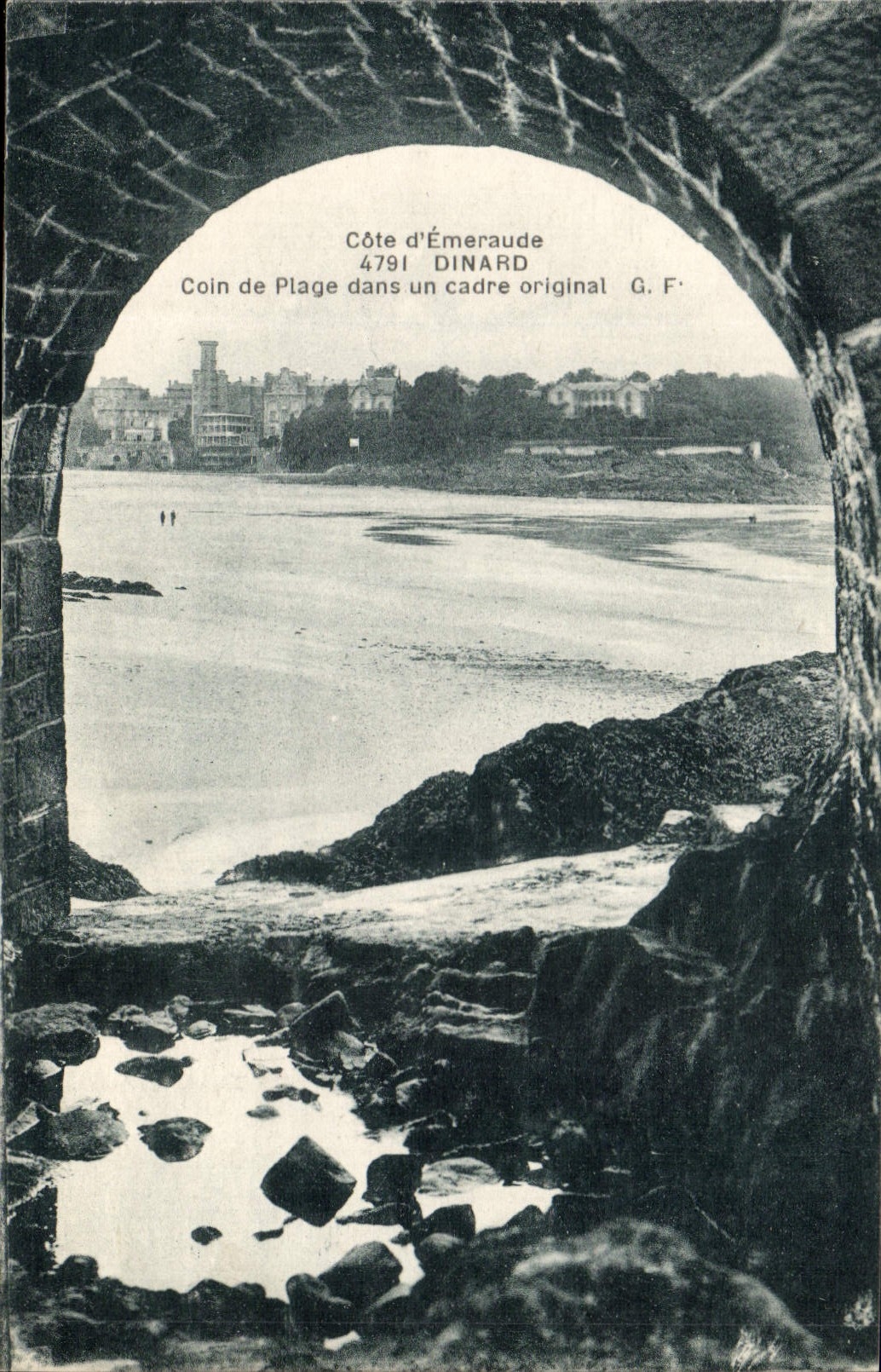 CPA Dinard Coin de Plage dans un cadre original