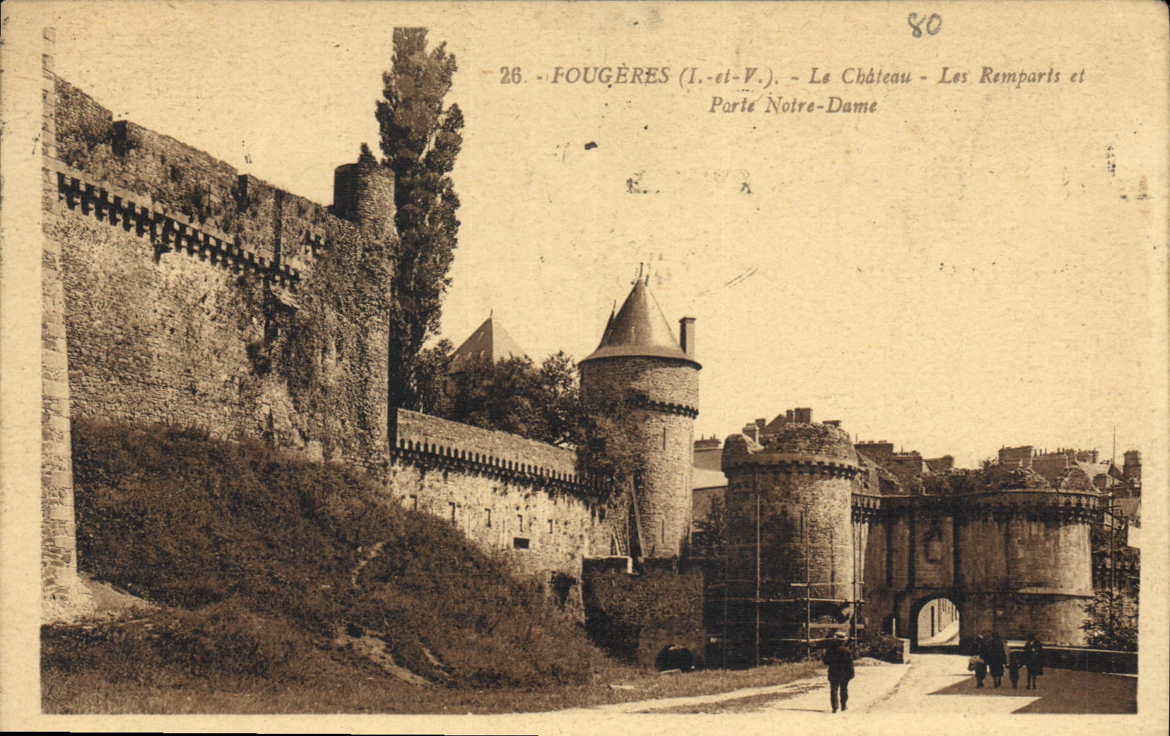 CPA Fougeres Le Chateau Les Remparte et Porte Notre Dame