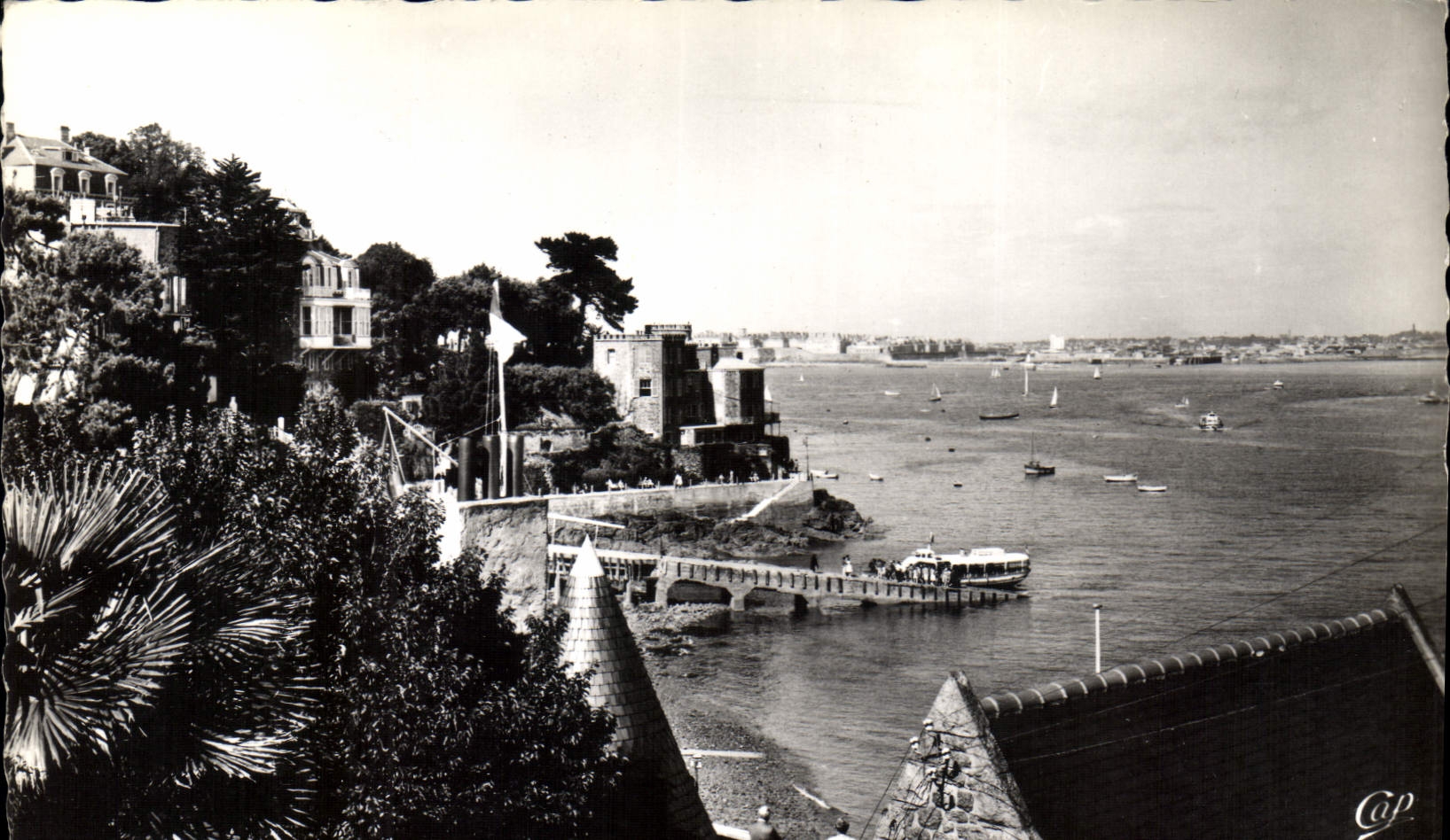 CPA Dinard Embarcadere des Vedettes Vertes Promenade du Clair de Lune