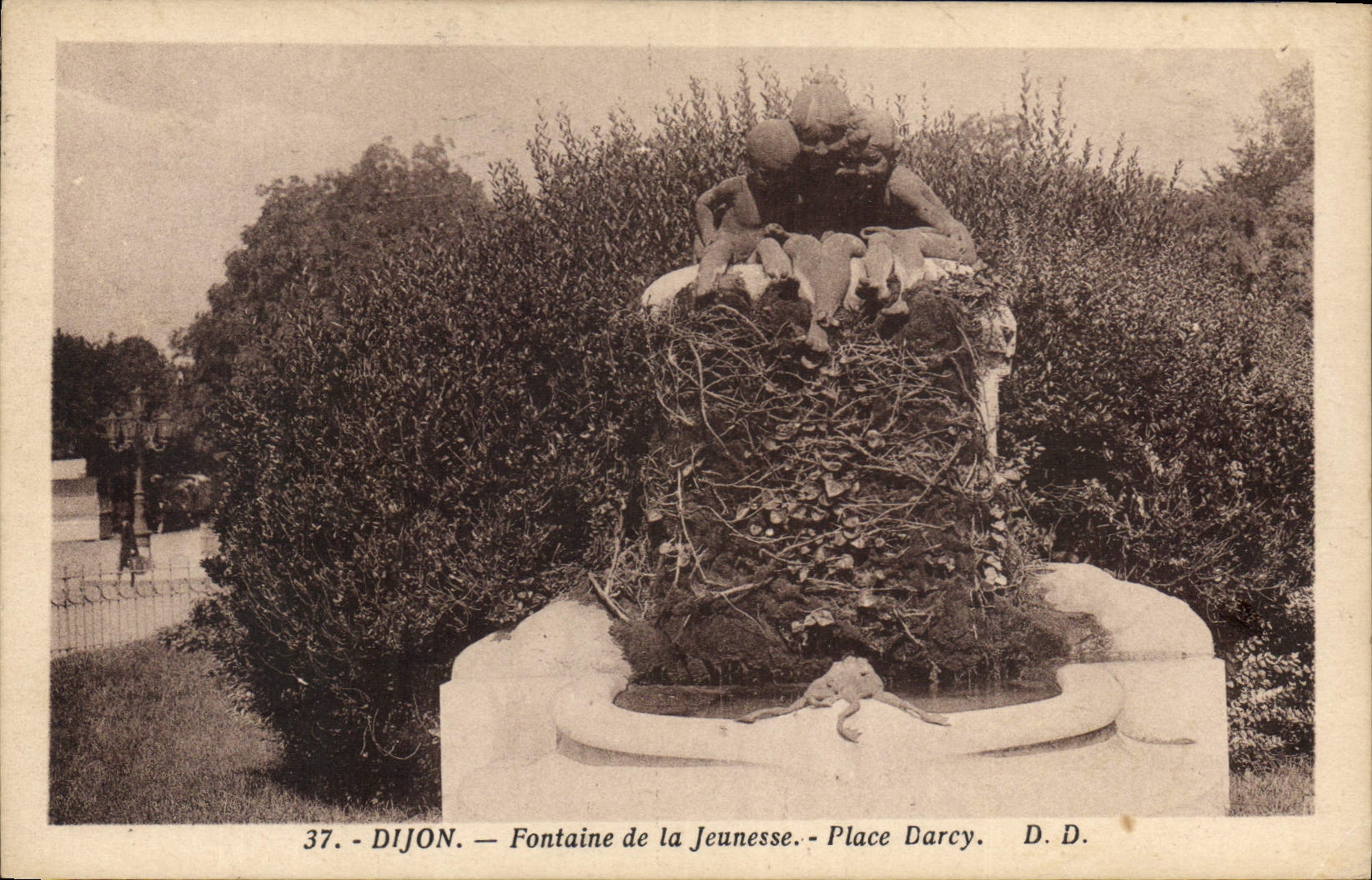 CPA Dijon Fontaine de la Jeunesse Place Darcy 