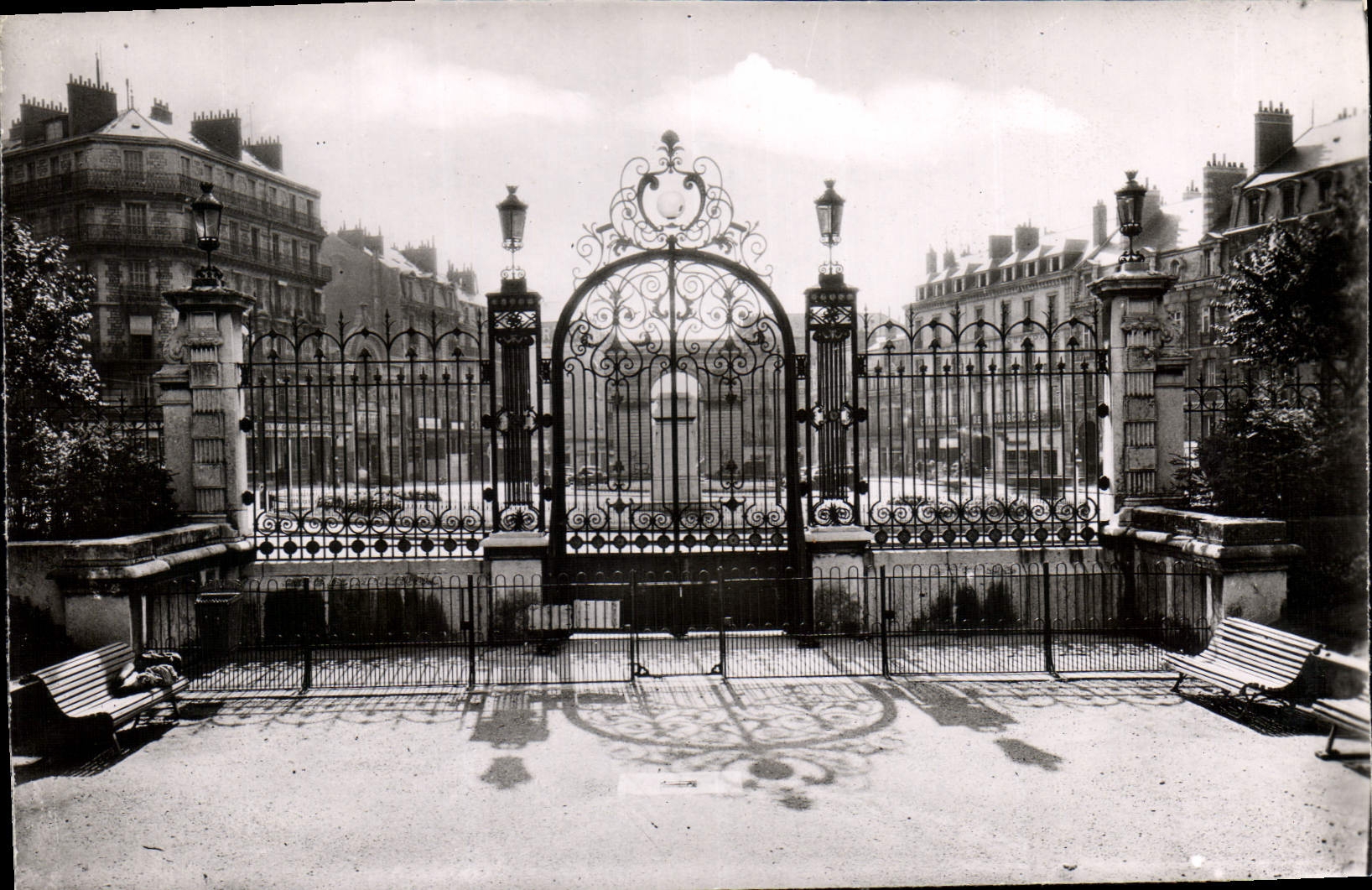 CPA Dijon Cote d'Or Les grilles de l'entree du Jardin Darcy 