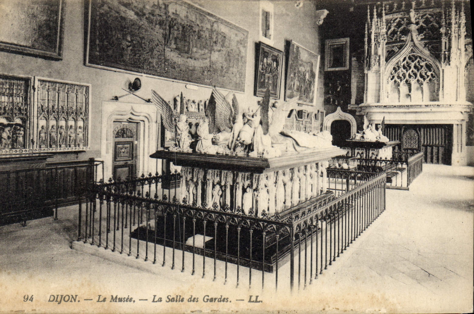 CPA Dijon Le Musee La Salle des Gardes 