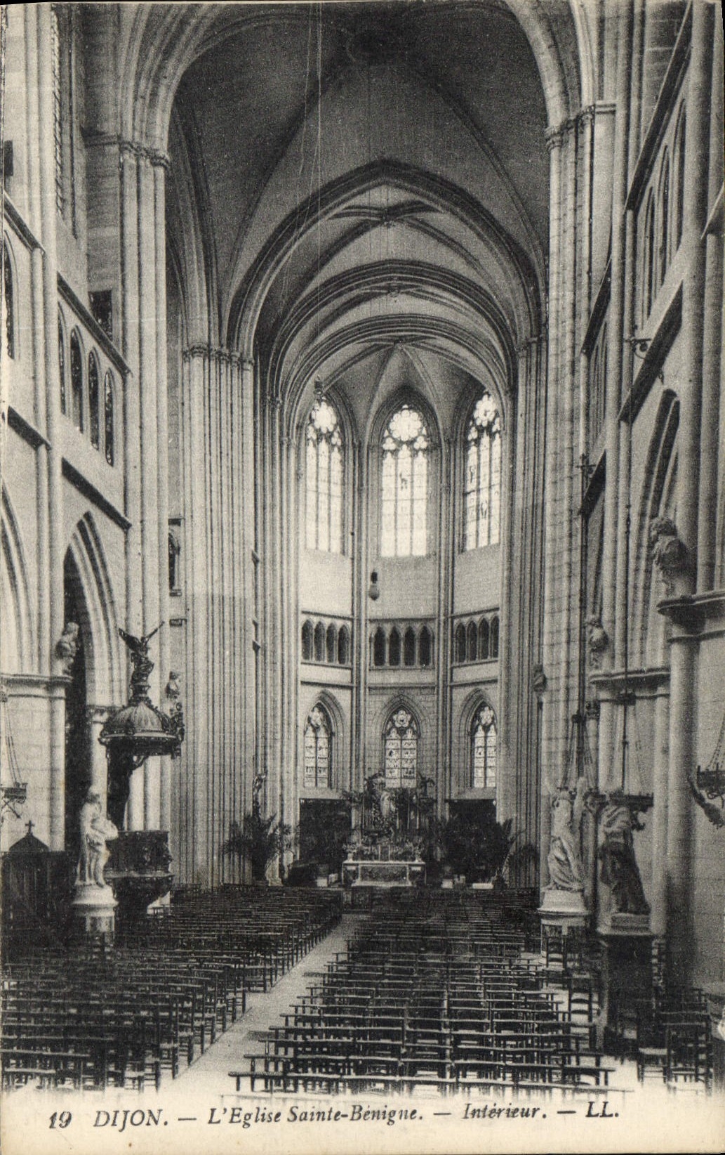 CPA Dijon L'Eglise Sainte Benigne Interieur 