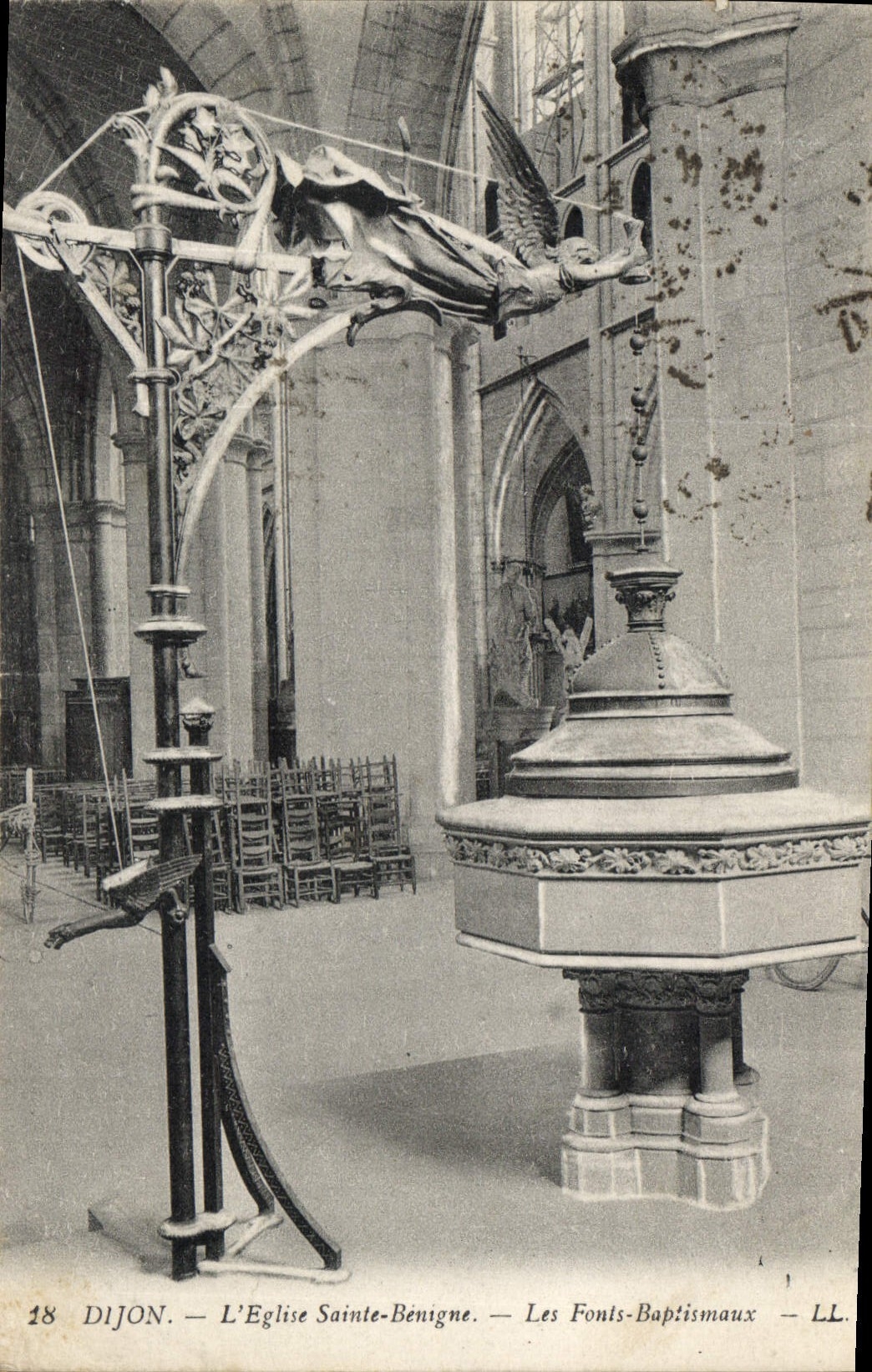 CPA Dijon L'Eglise Sainte Benigne Les Fonts Baptismaux 
