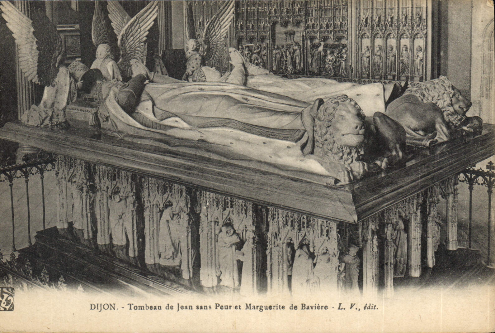 CPA Dijon Tombeau de Jean sans Peur et Marguerite de Baviere 