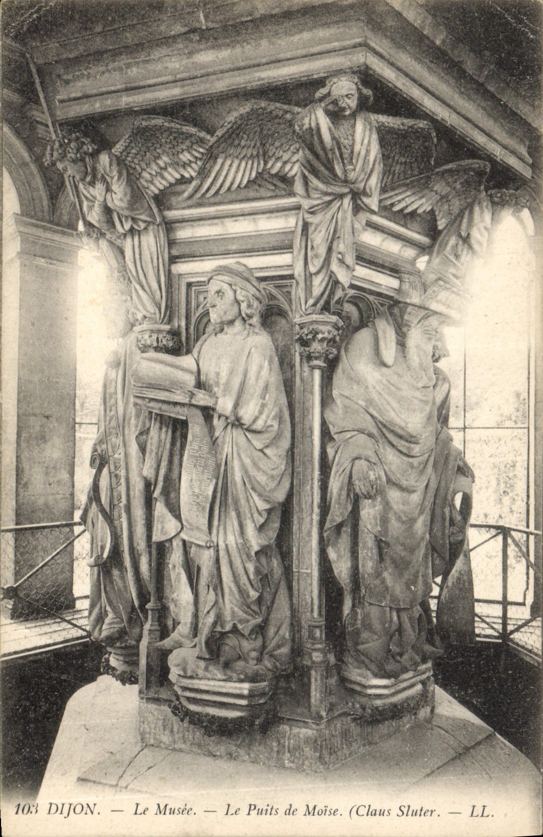 CPA Dijon Le Musee Le Puits de Moise 