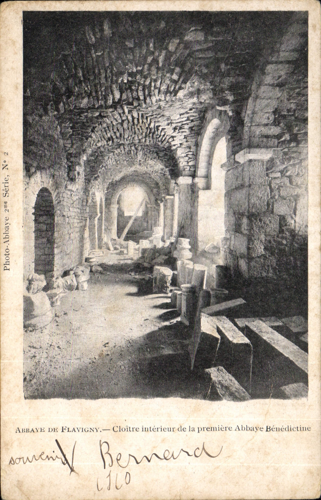 CPA Abbaye de Flavigny Cloitre interieur de la premiere Abbaye Benedictine 
