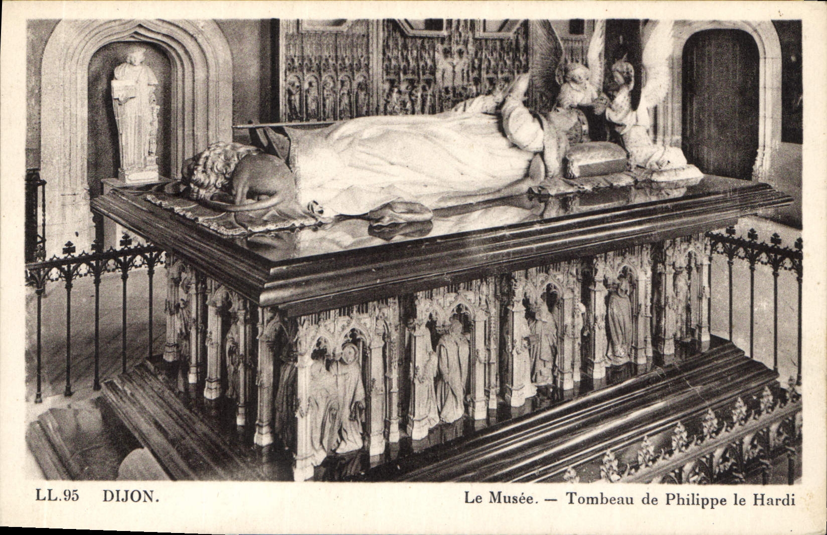 CPA Dijon Le Musee Tombeau de Philippe le Hardi 