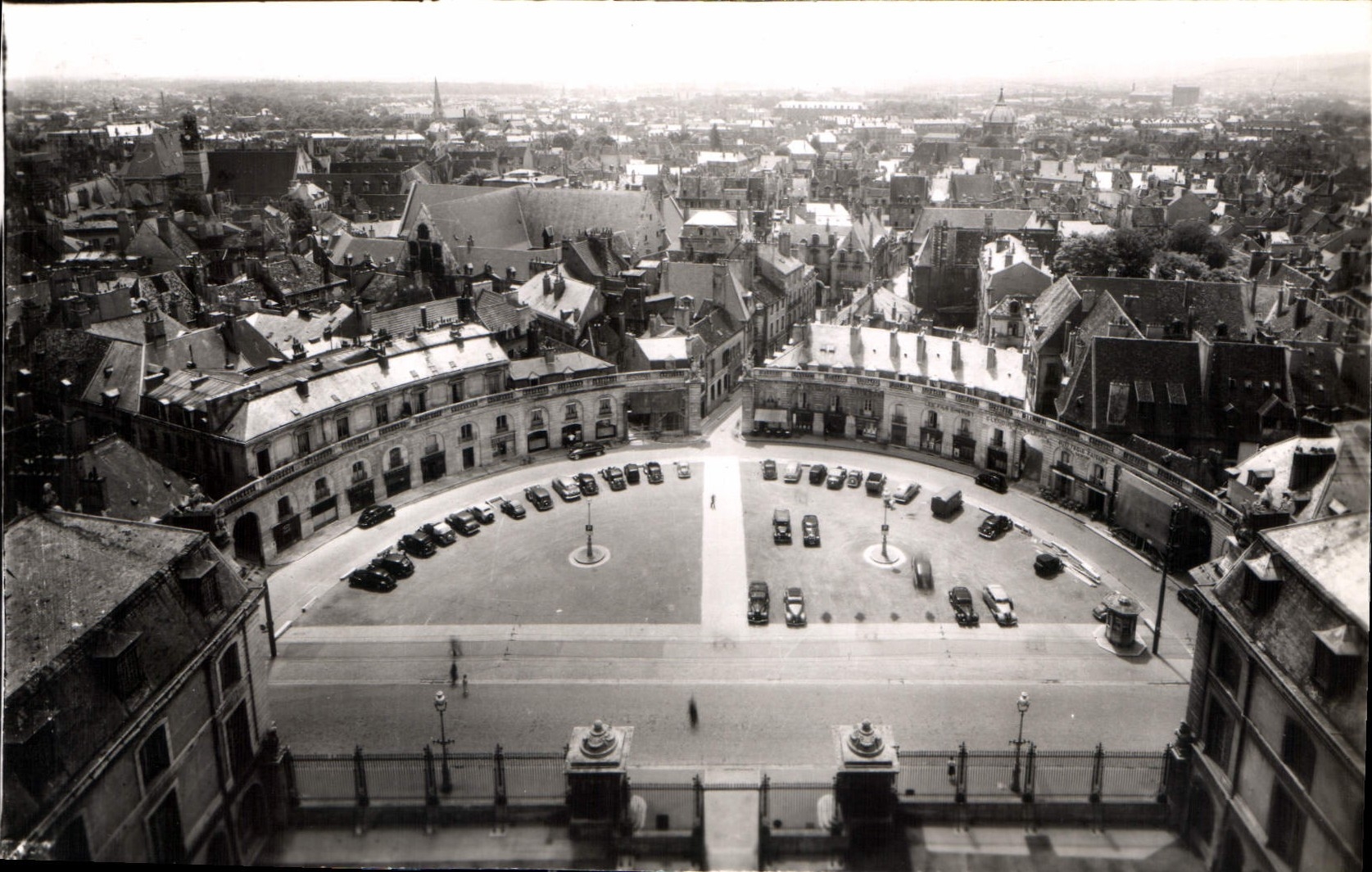 CPA Dijon Cote d'Or Place de la Liberation 