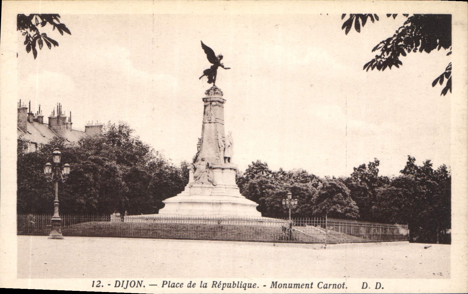 CPA Dijon Place de la Republique Monument Carnot 