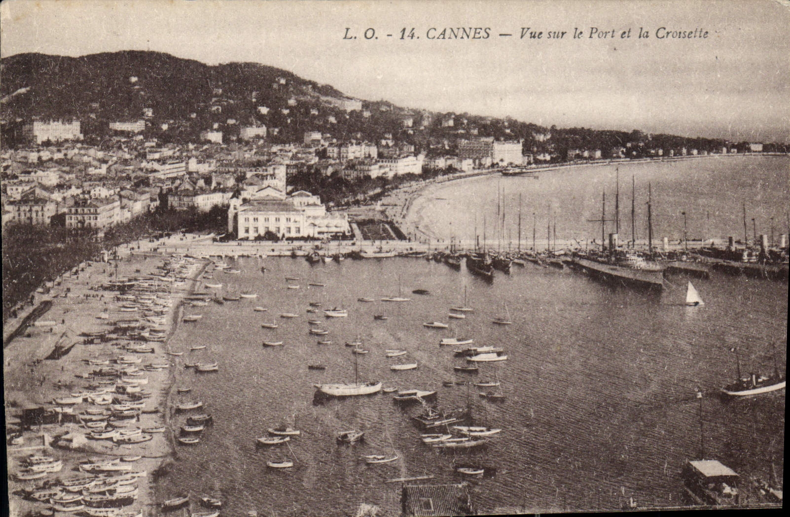 CPA Cannes Vue sur le Port et la Croisette