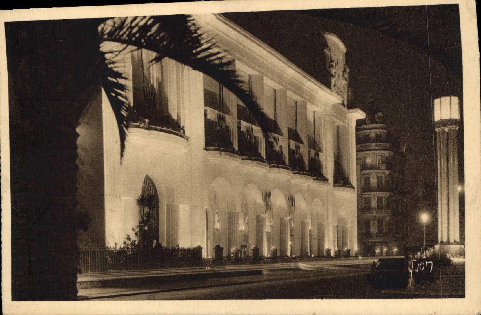 CPA Nice Alpes Maritimes Le Palais de la Mediterrannee vu la nuit