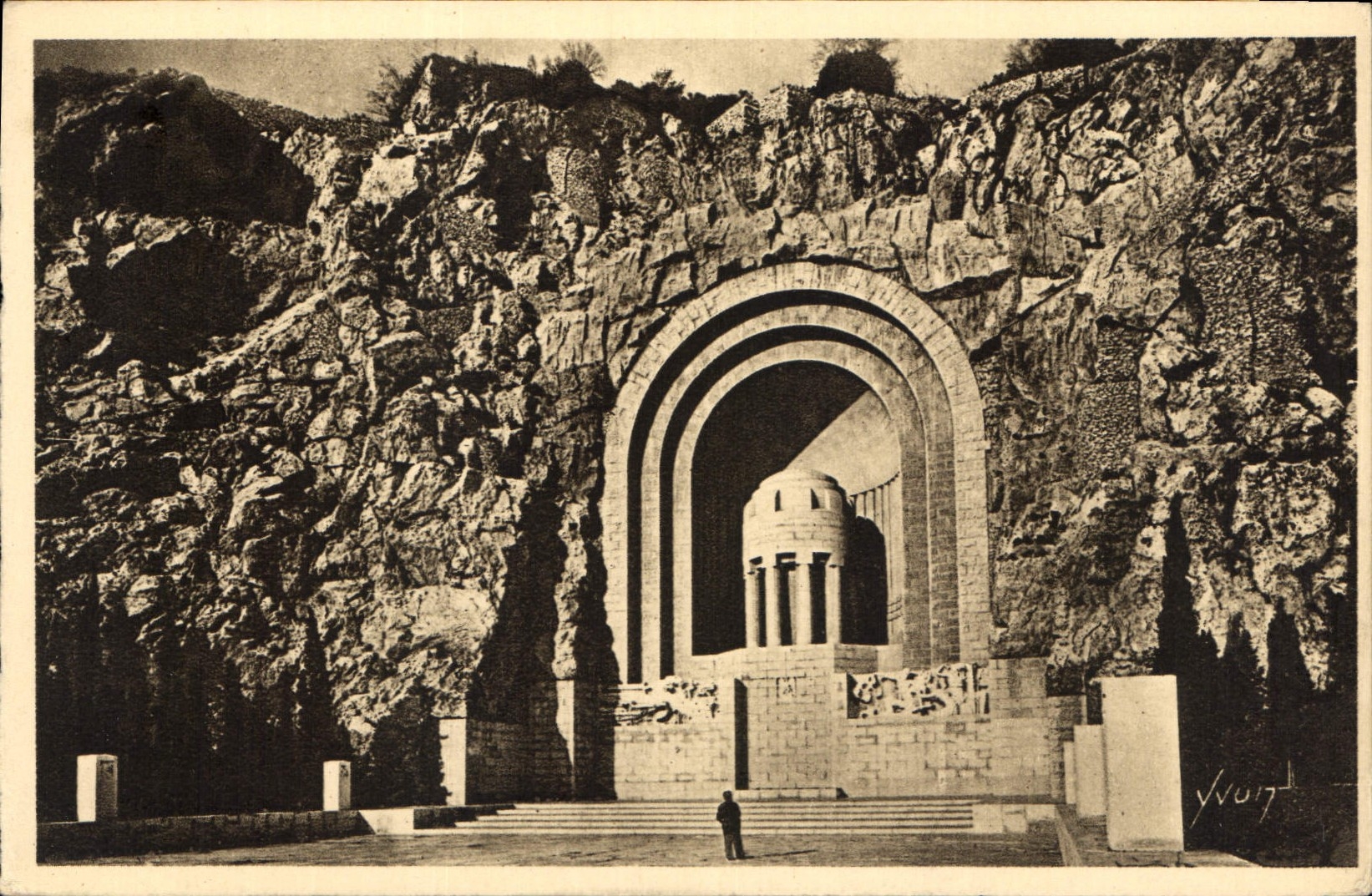 CPA Nice Alpes Maritimes Monument aux Morts