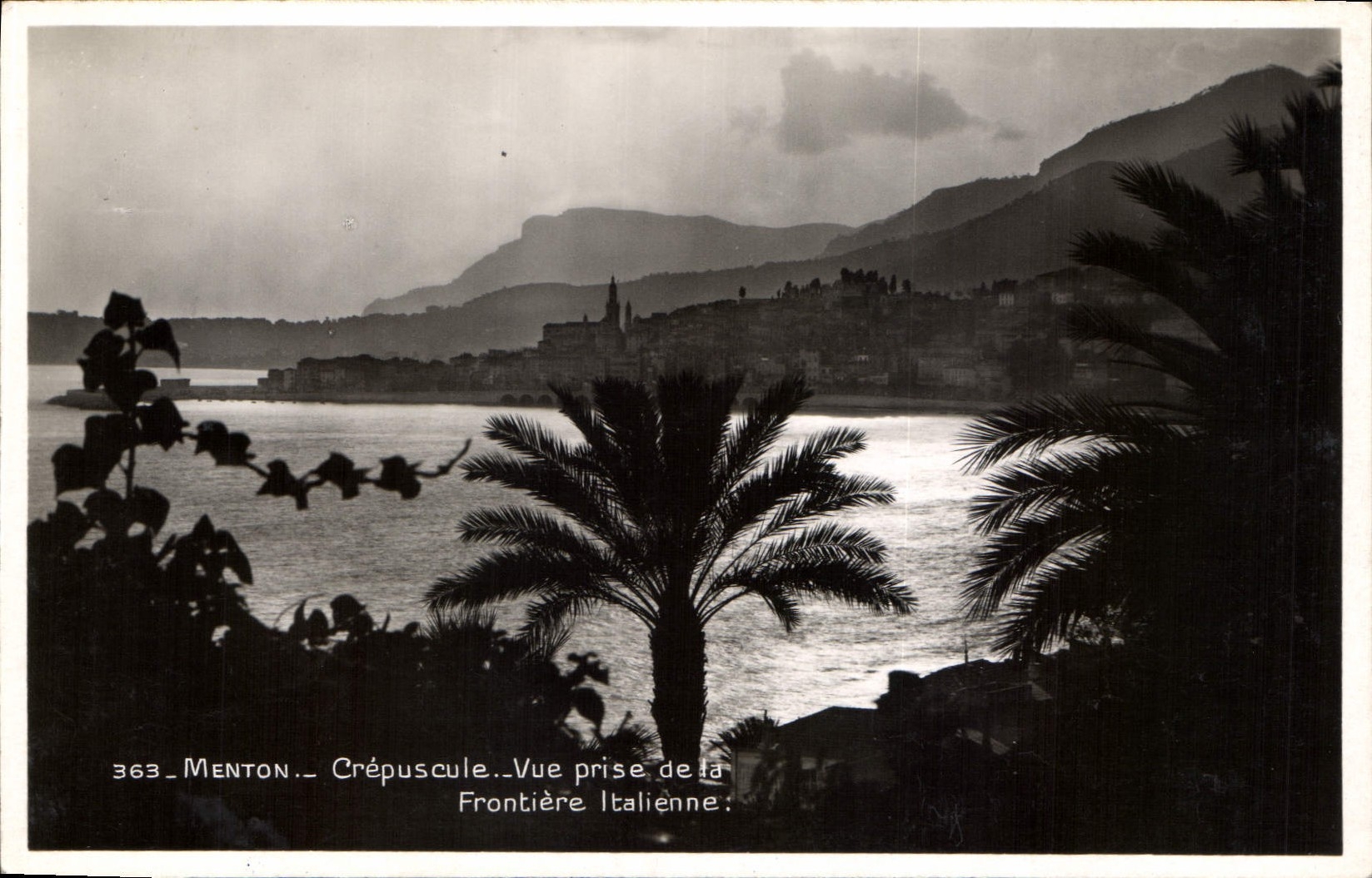 CPA Menton Crepuscule Vue prise de la Frontiere Italienne