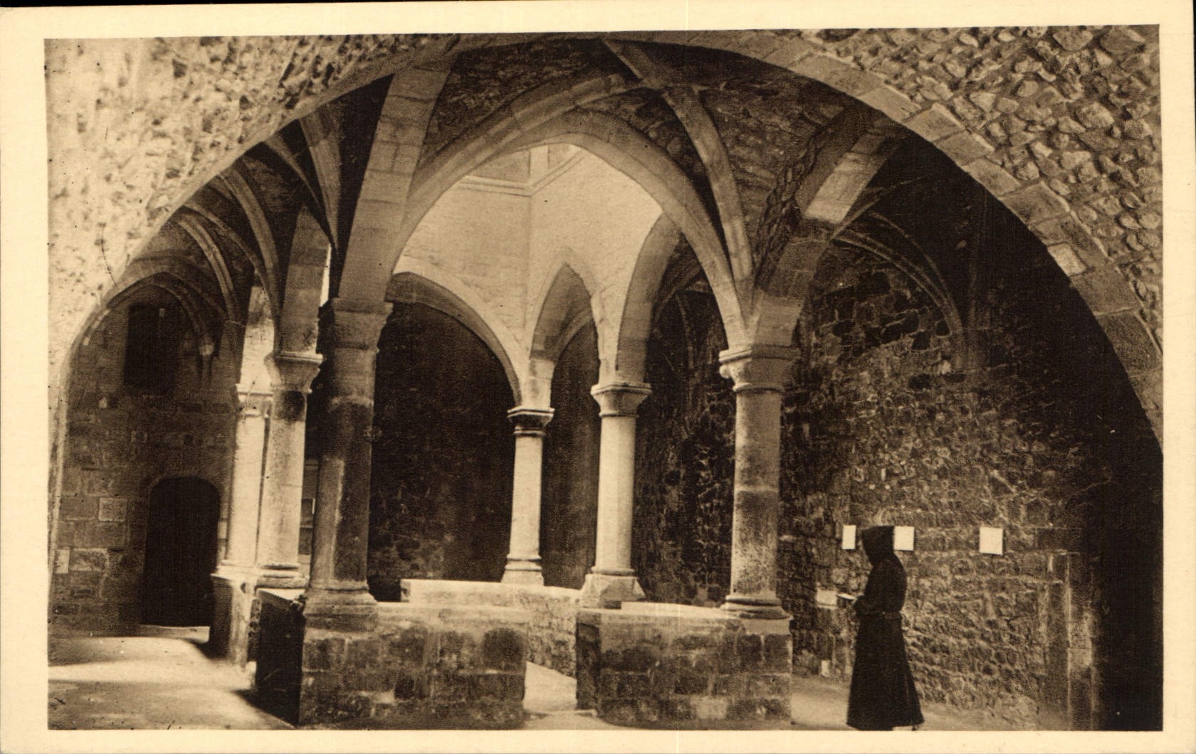 CPA Abbaye de ND de Lerins Ile Saint Honorat Cloitre interieur de Monastere fortifee