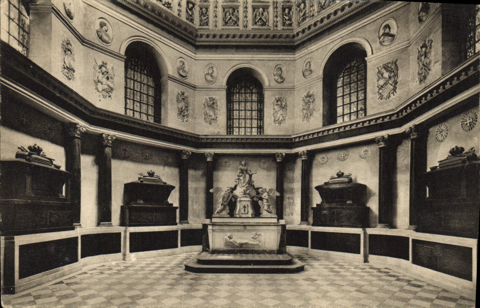 CPA Eglise de Cordeliers chapelle funeraire des ducs de Lorraine