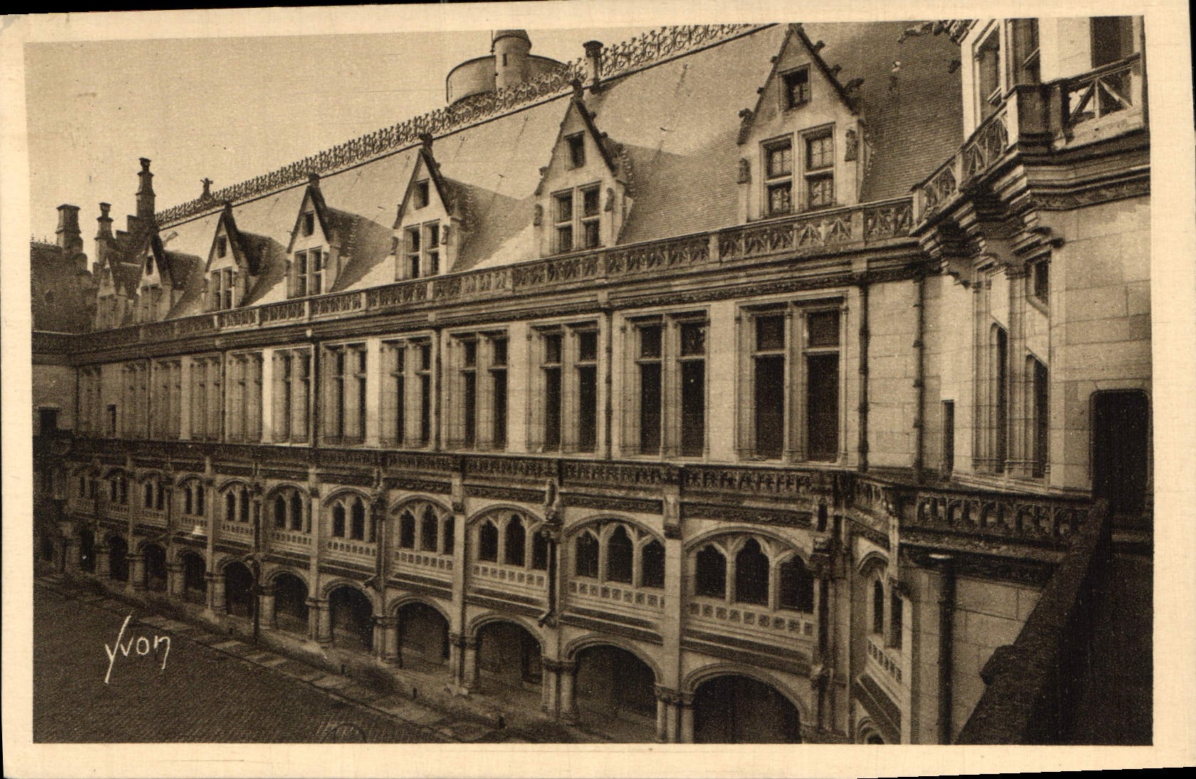 CPA Chateau de Pierrefonds Colonnade de la Cour d'Honneur 