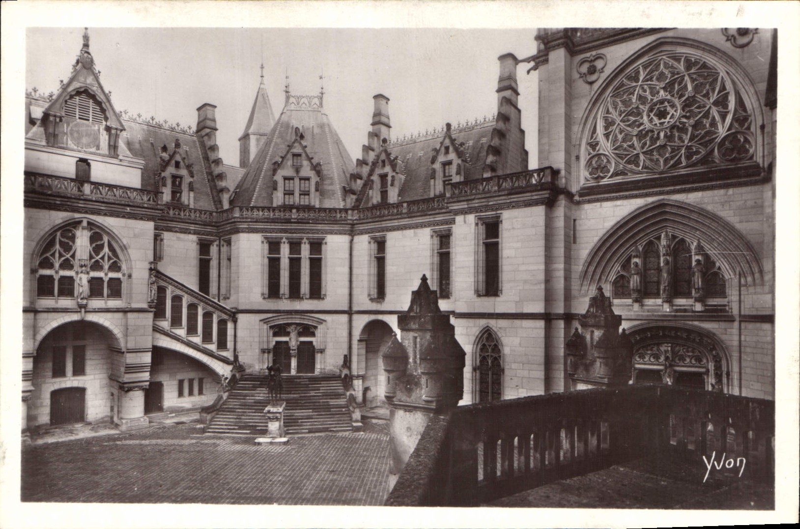 CPA Chateau de Pierrefonds La Cour d'Honneur 