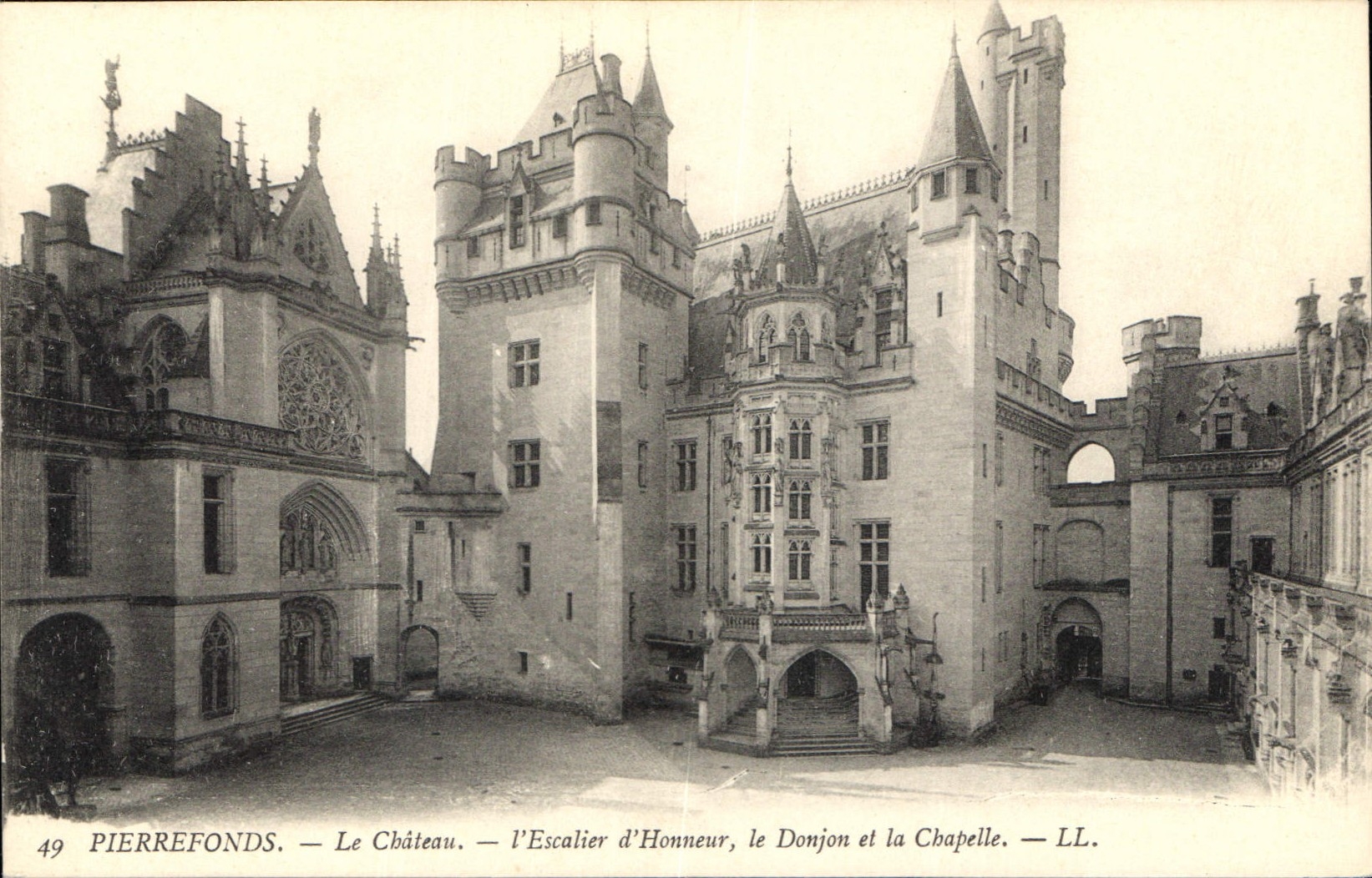 CPA Pierrefonds Le Chateau l'Esclaier d'Honneur le Donjon et la Chapelle