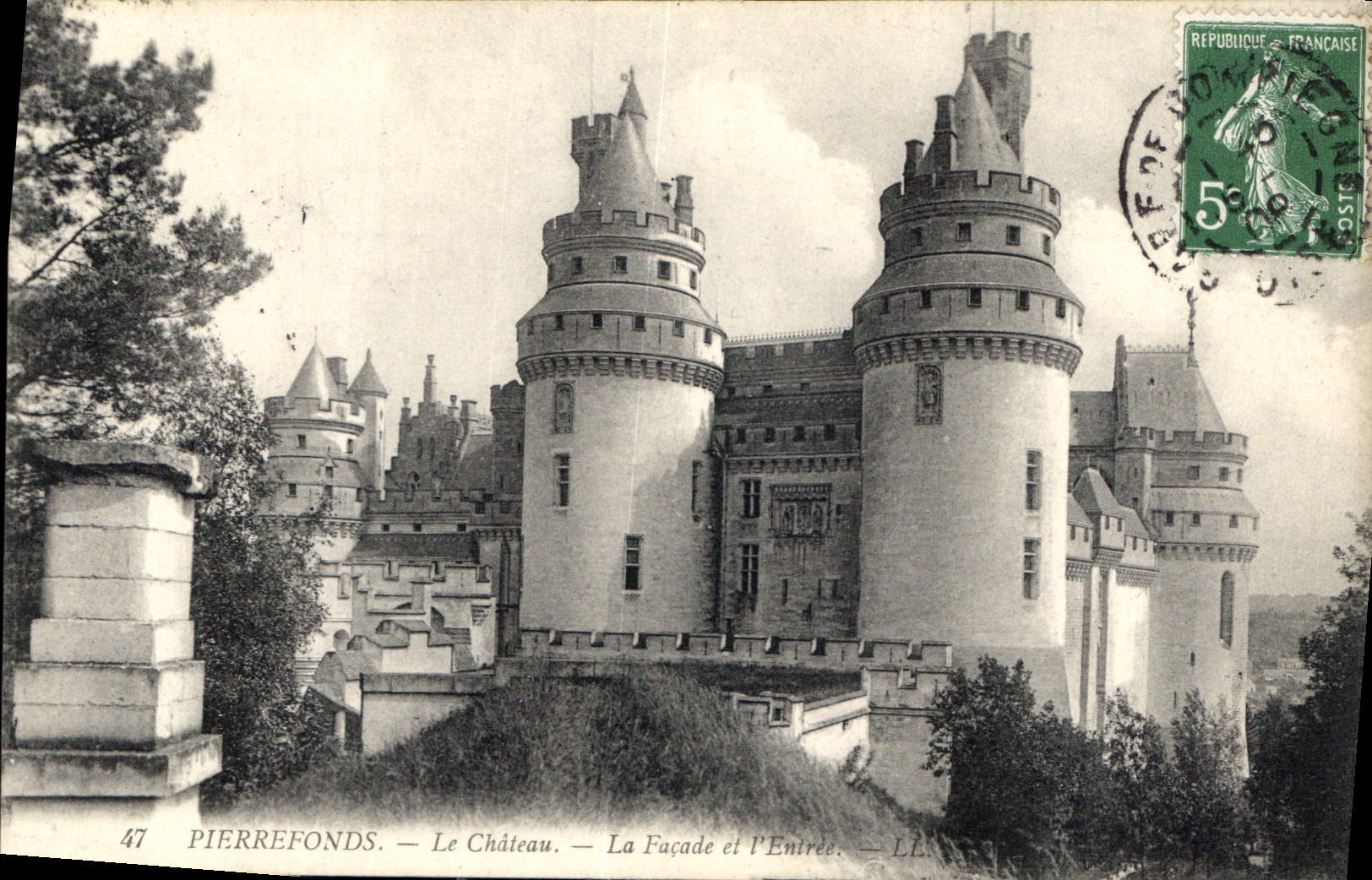 CPA Pierrefonds Le Chateau La Facade et l'Entree