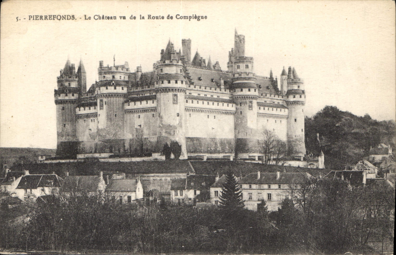 CPA Pierrefonds Le Chateau vu de la Route de Compiegne