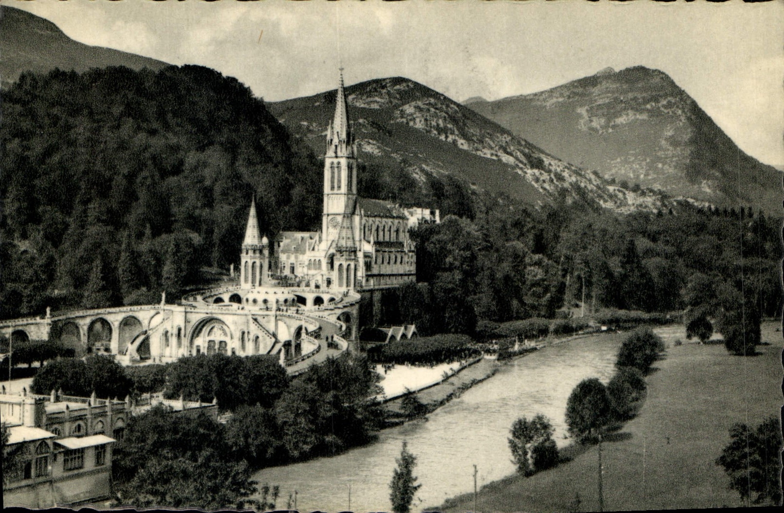 CPA Lourdes La Basilique et le Gave 